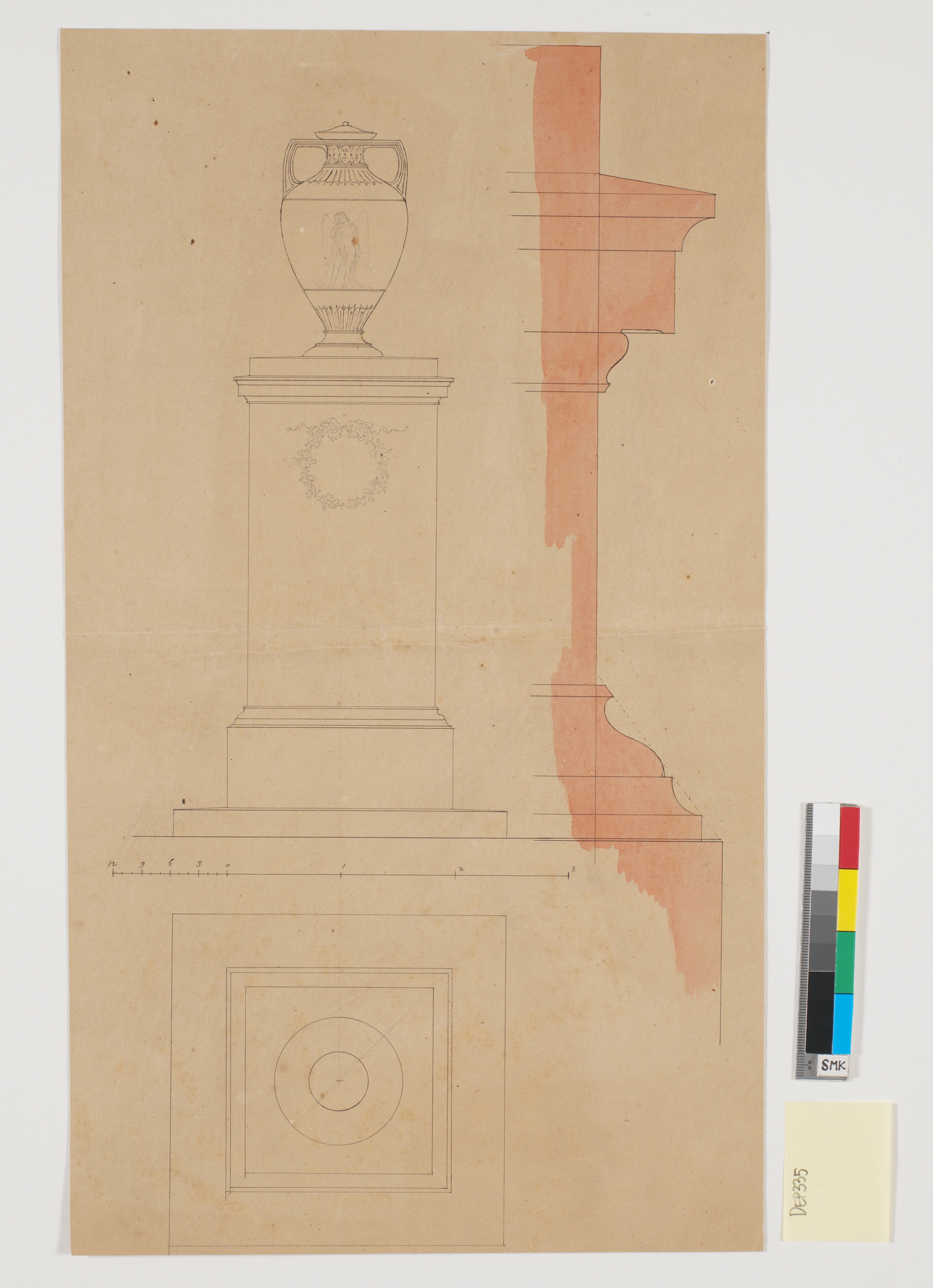Piedestal til en vase. Udkast med opstalt, snit og profil samt angivelse af målestoksforhold