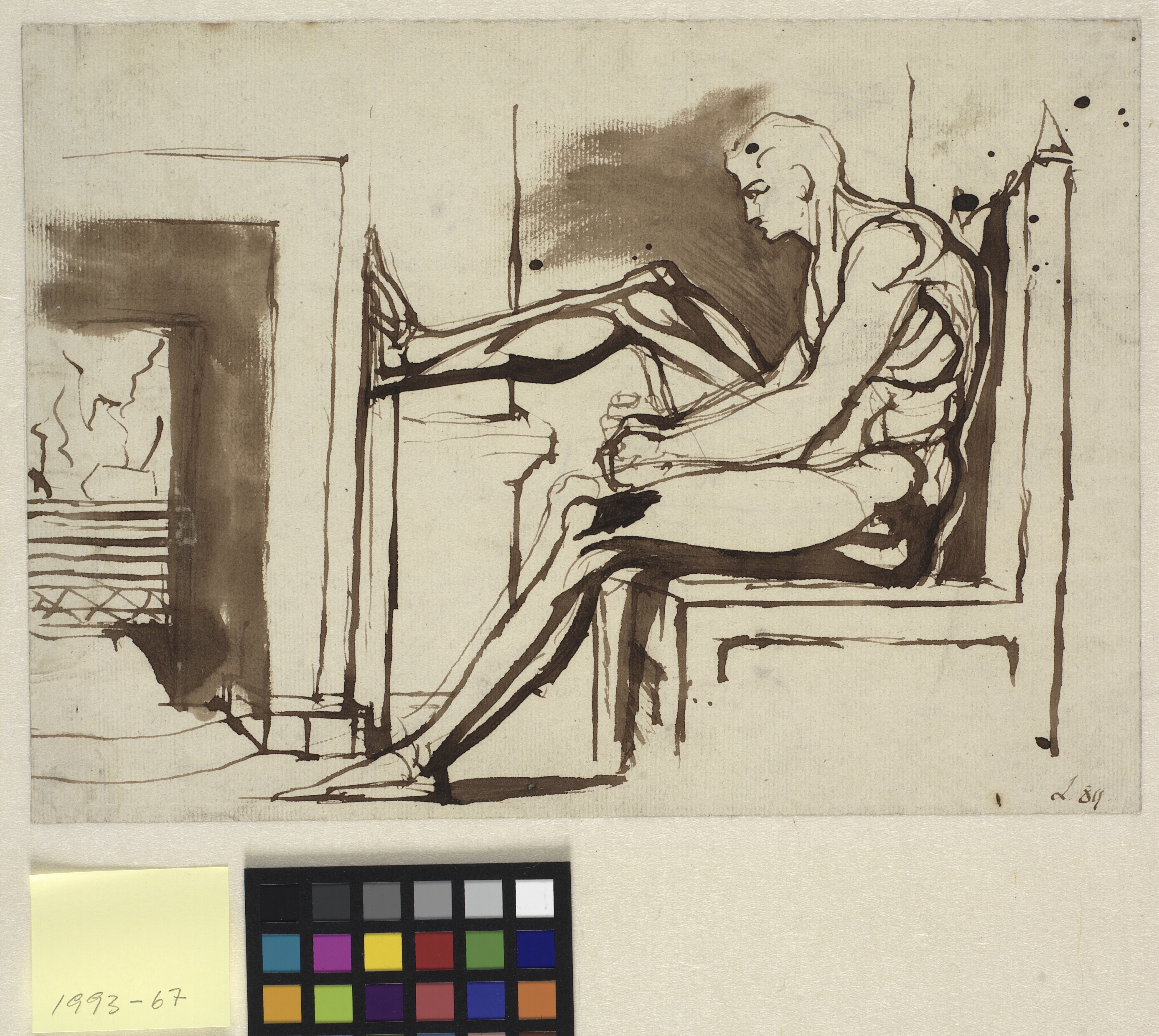 Siddende nøgen mand med højre ben støttet mod en kamin