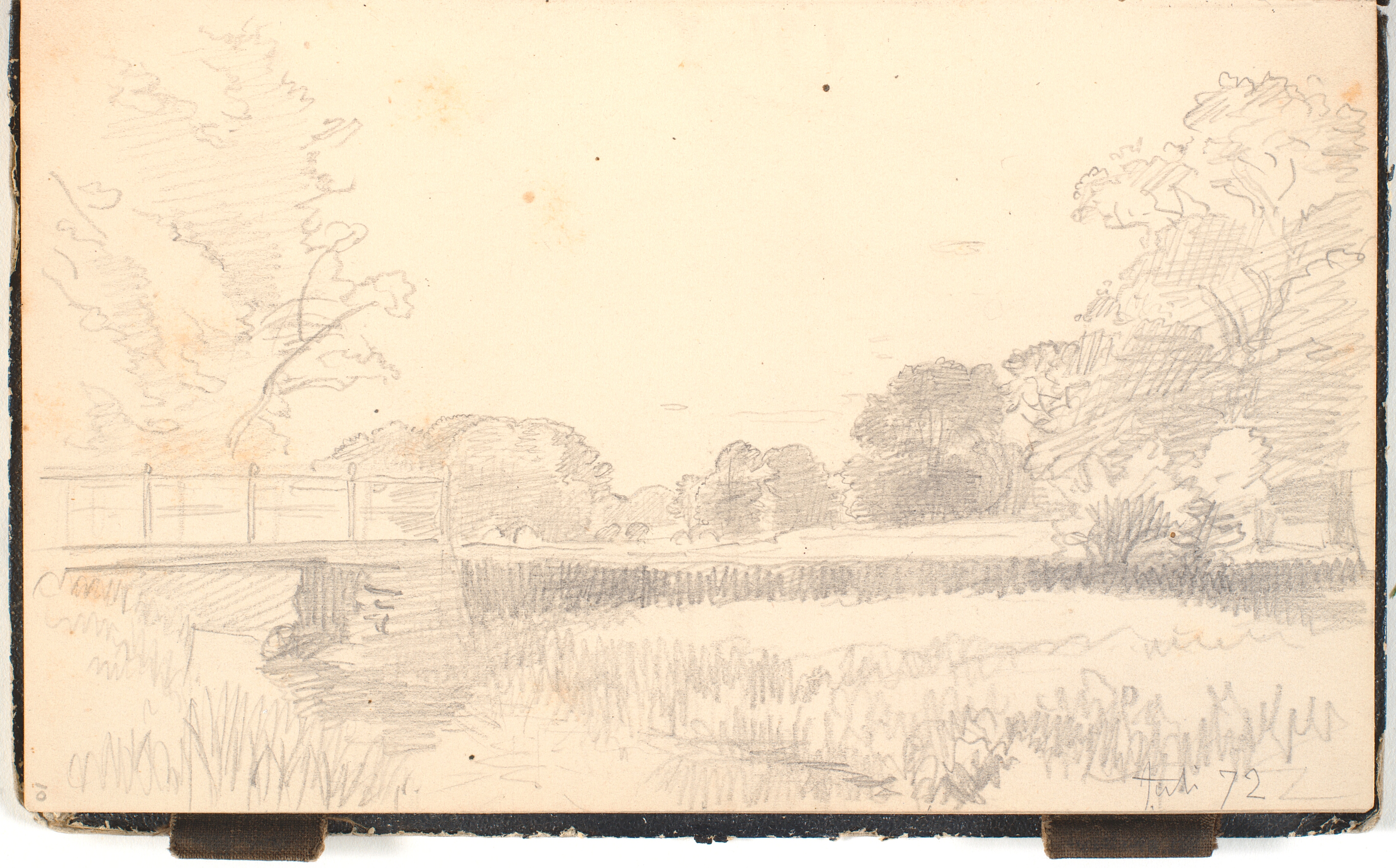 En å med bro. I baggrunden en skov