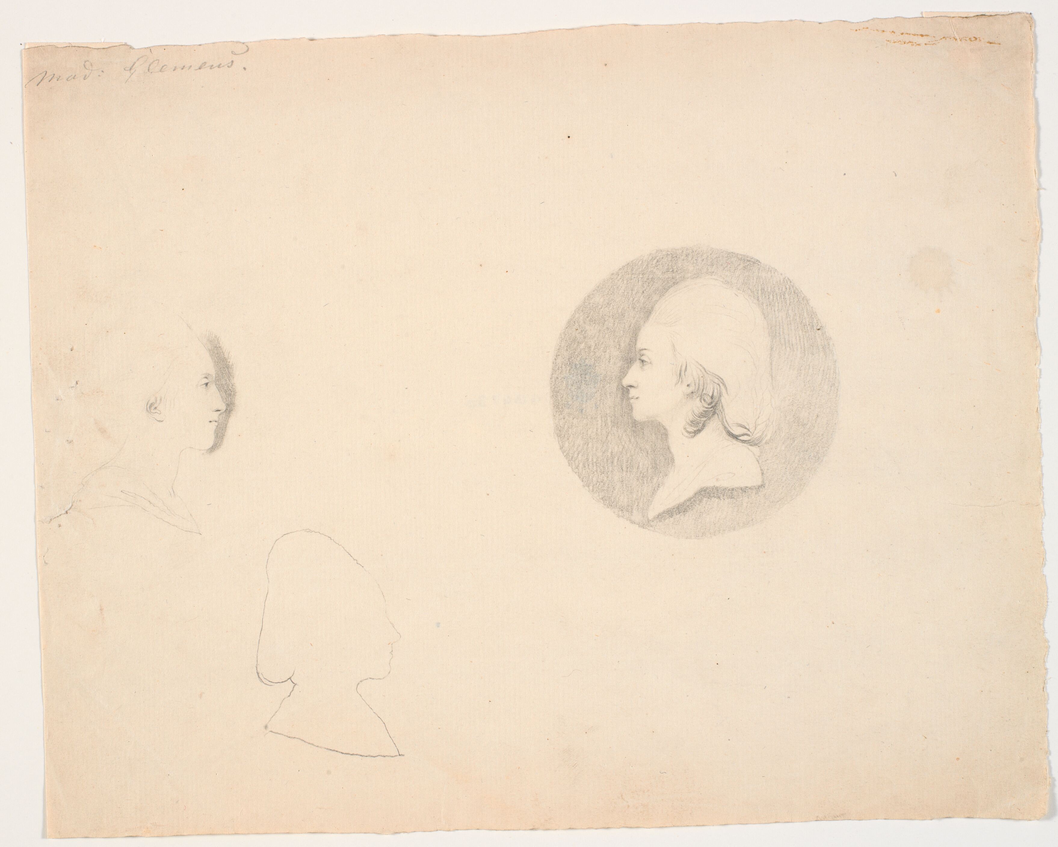 Dameportræt i medaljon. Profil t.v. Desuden to hoveder i profil