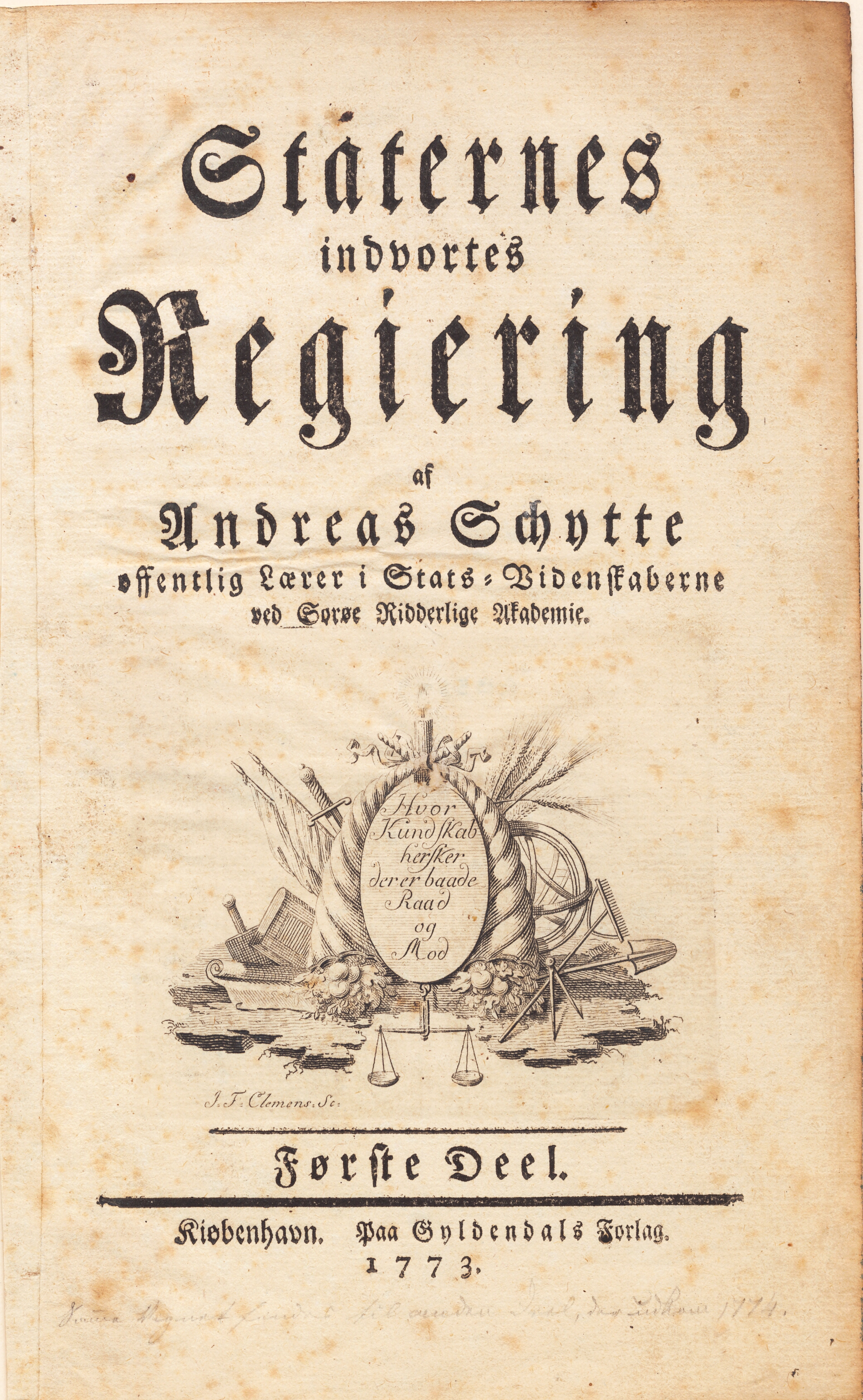 Titelblad med vignet hvori forskellige attributter omgiver en plade med inskription