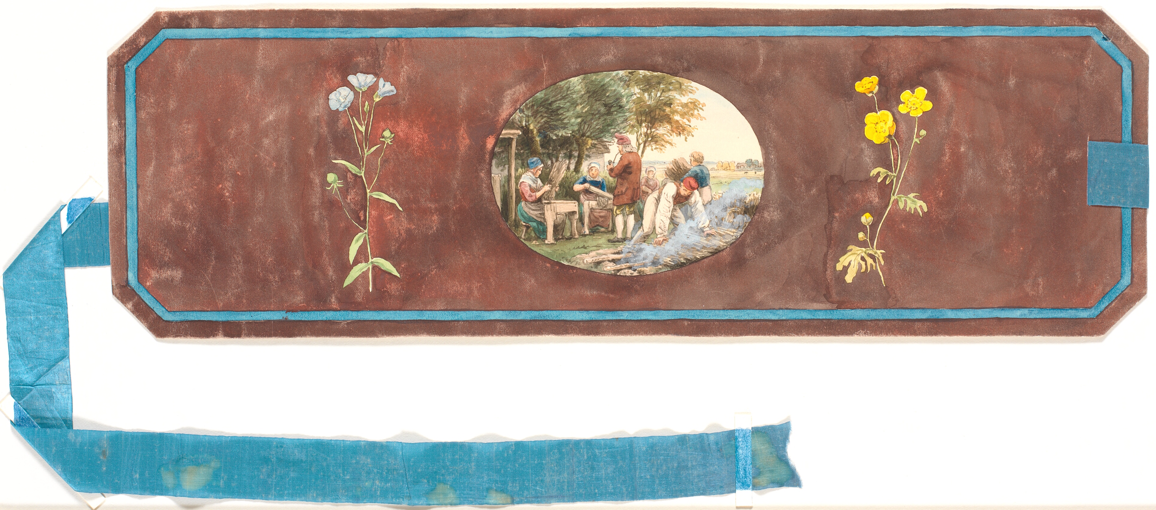 Dekorativt udkast med en vild blomst på hver side af oval fremstilling af bønder der tilbereder hør udenfor et hus.