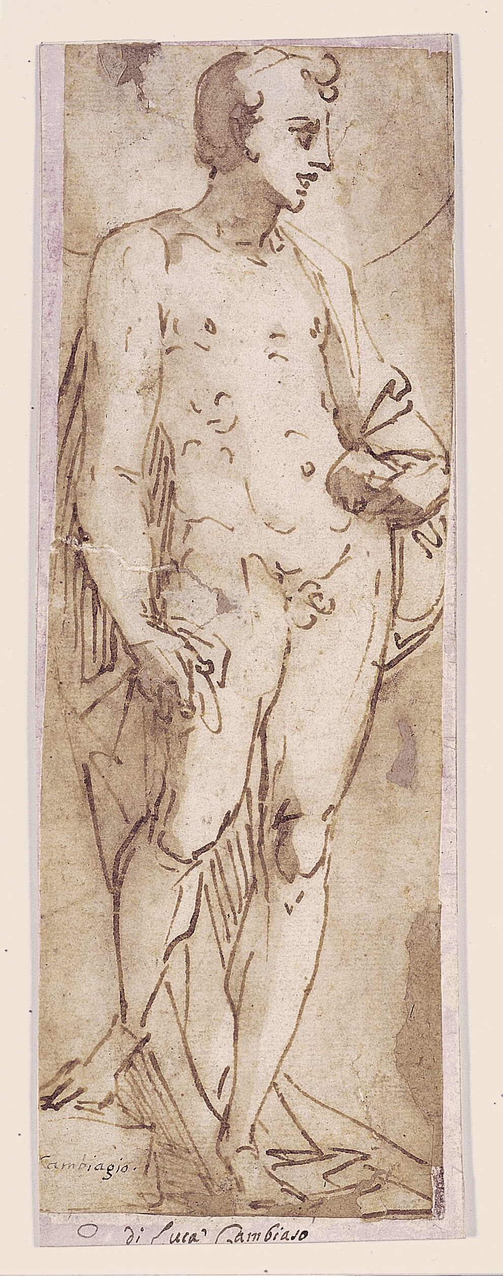 Ung mand med kappe stående i en niche