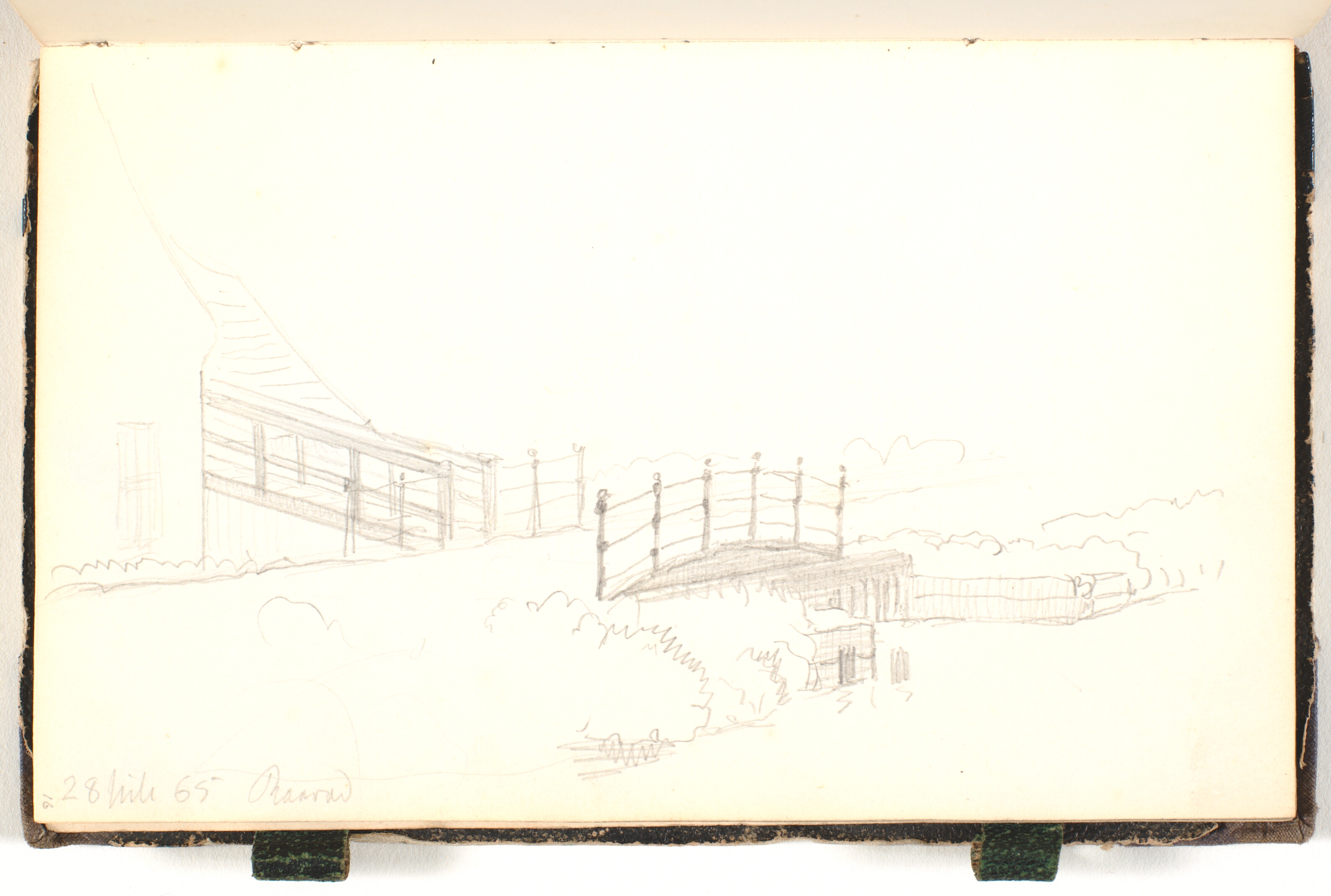 En bro, der fører over en å. Fra broen går et gangbræt over til et hus