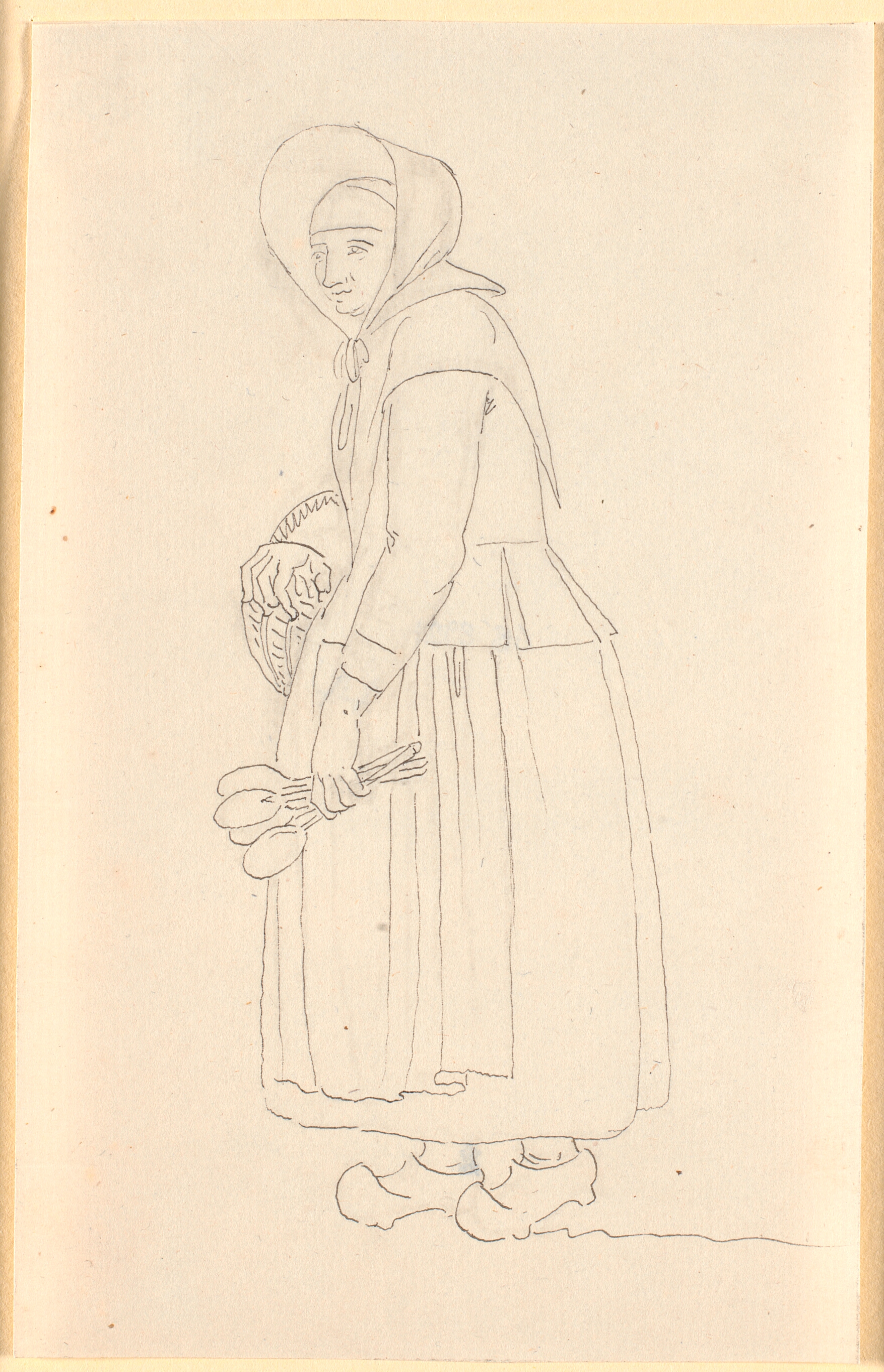 En kone med en kurv i den ene hånd og i den anden et bundt sleve