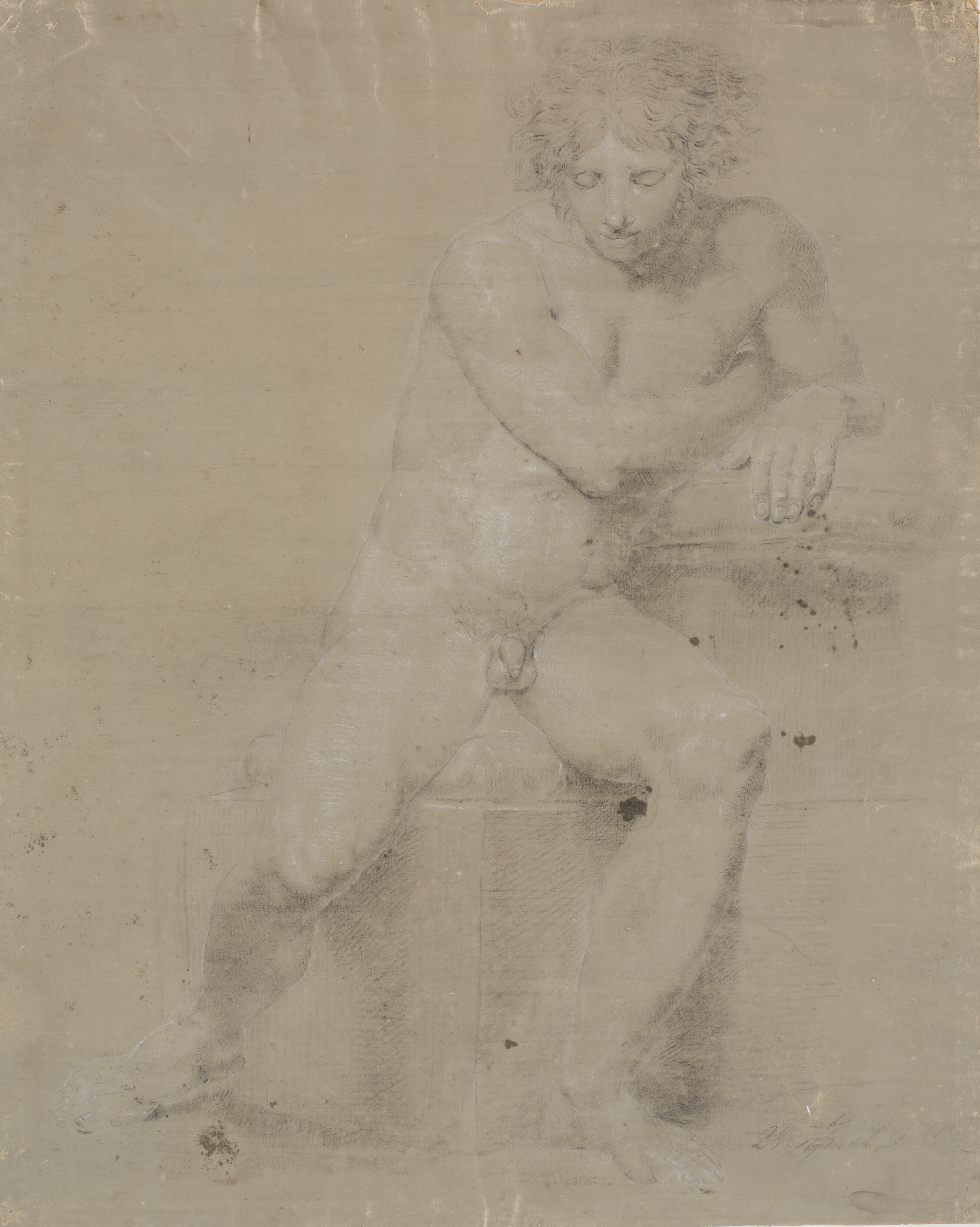 Siddende model på plint med pude. Set forfra. Højre hånd under venstre armhule