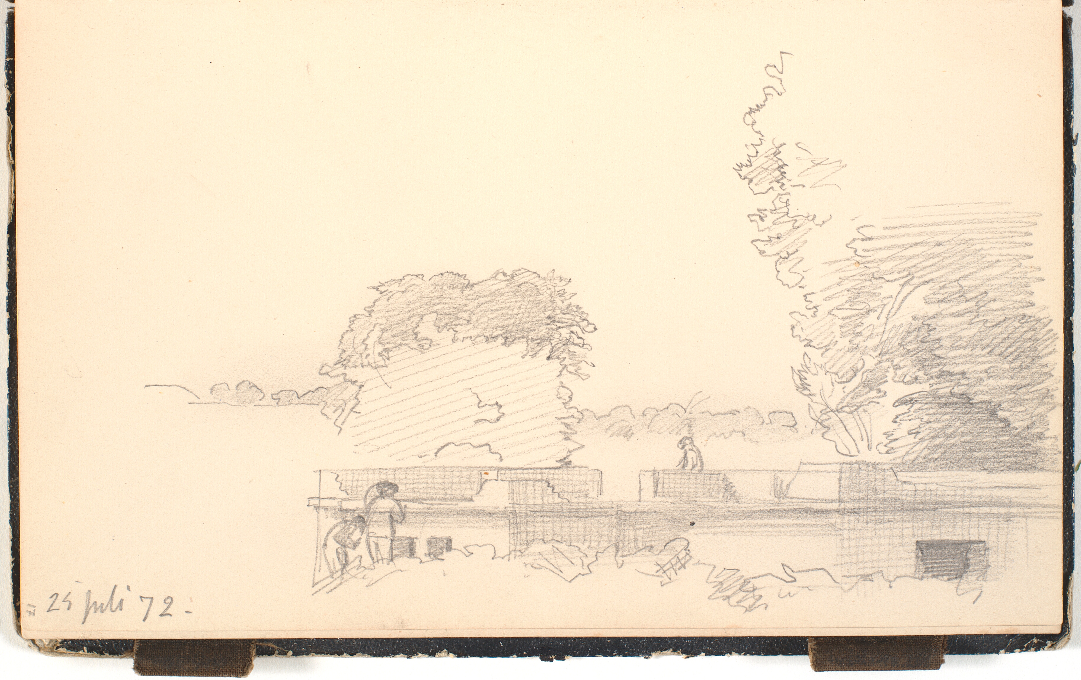 Tre mænd der murer på en bygning. I baggrunden træer