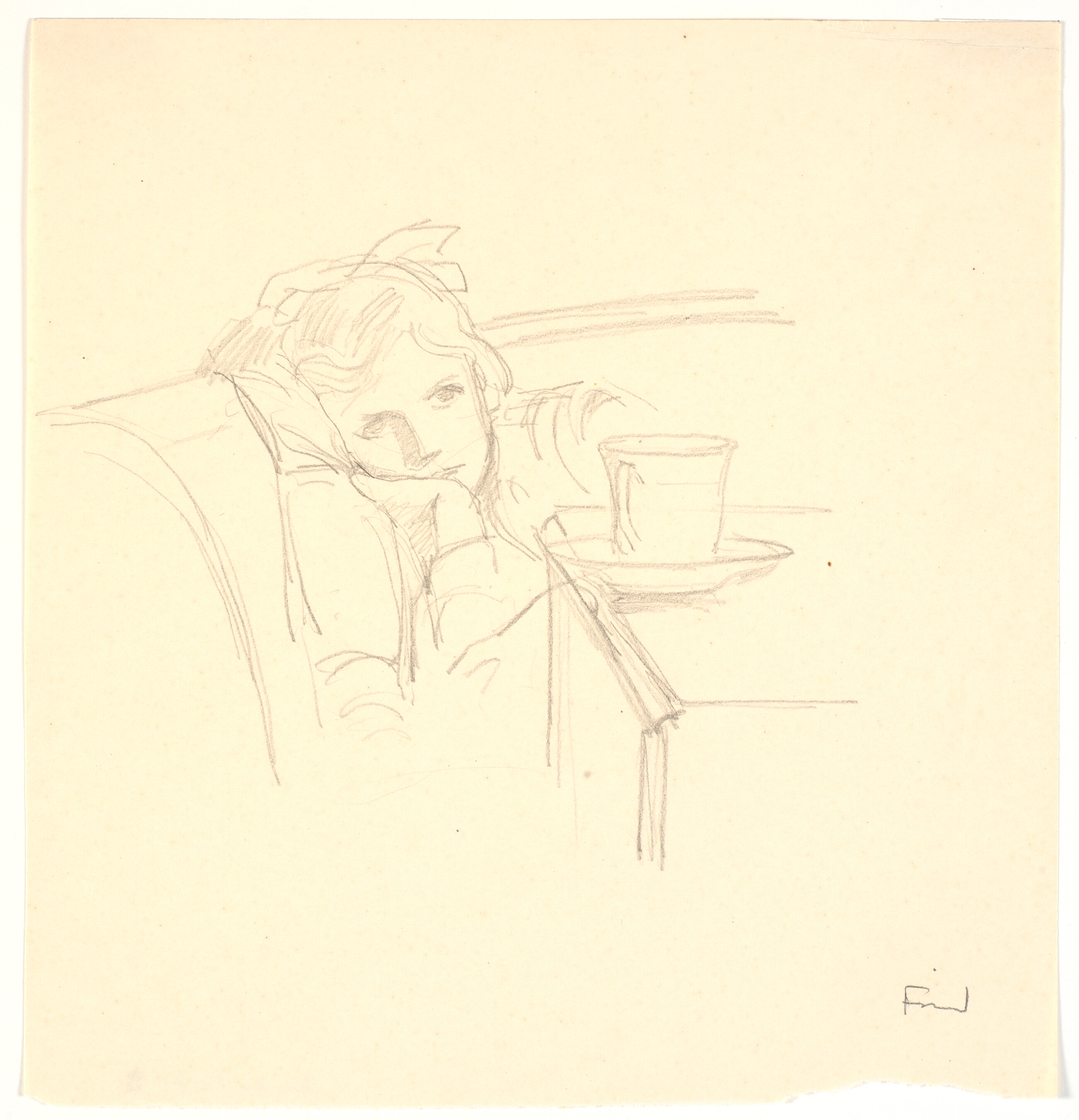 Lille pige i sofa bag et bord med en kop