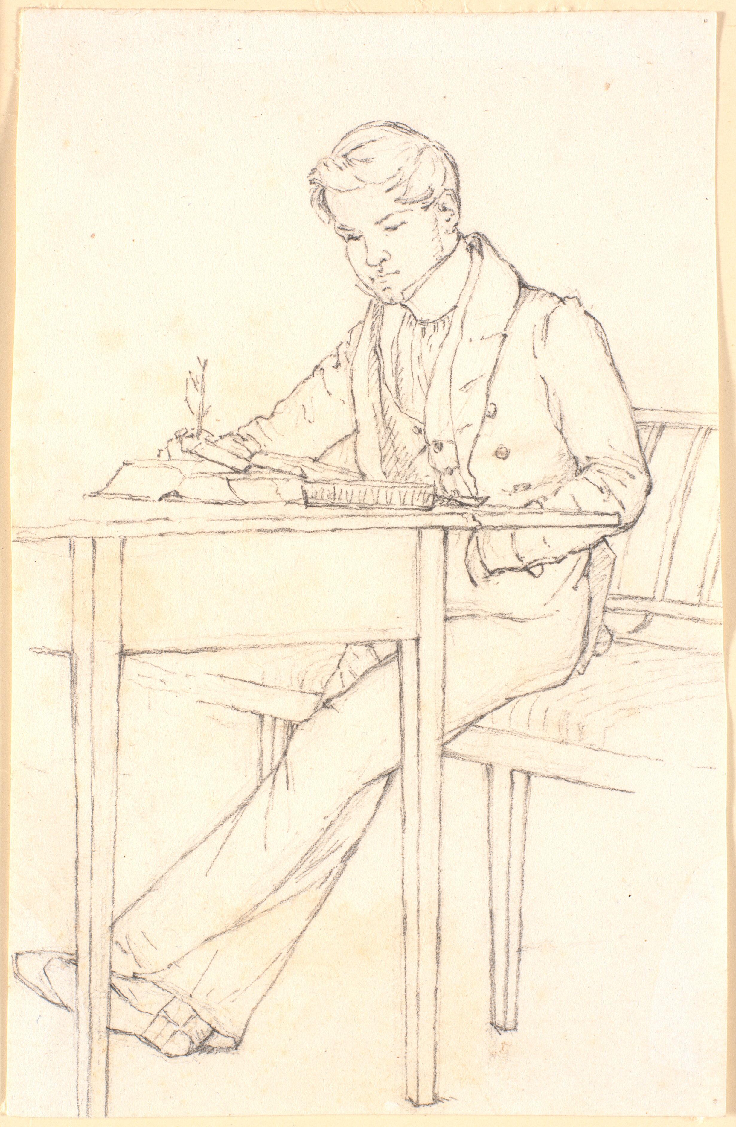 Læsende ung mand, siddende i en sofa