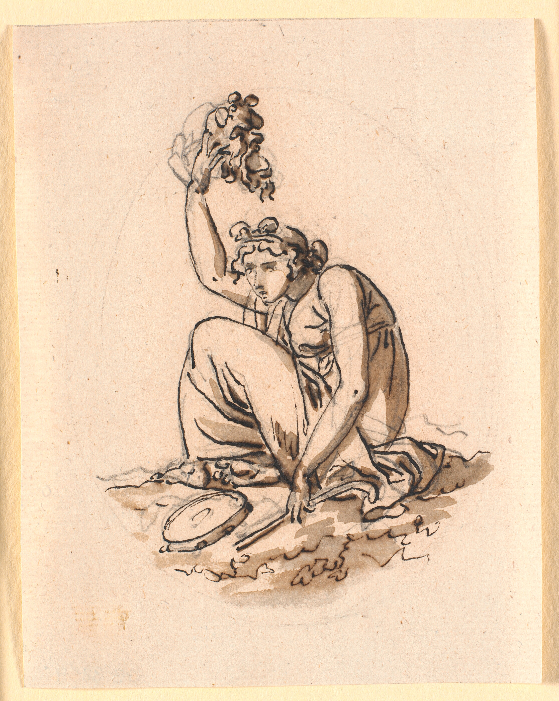 En siddende kvinde der løfter en maske højt op over sit hoved