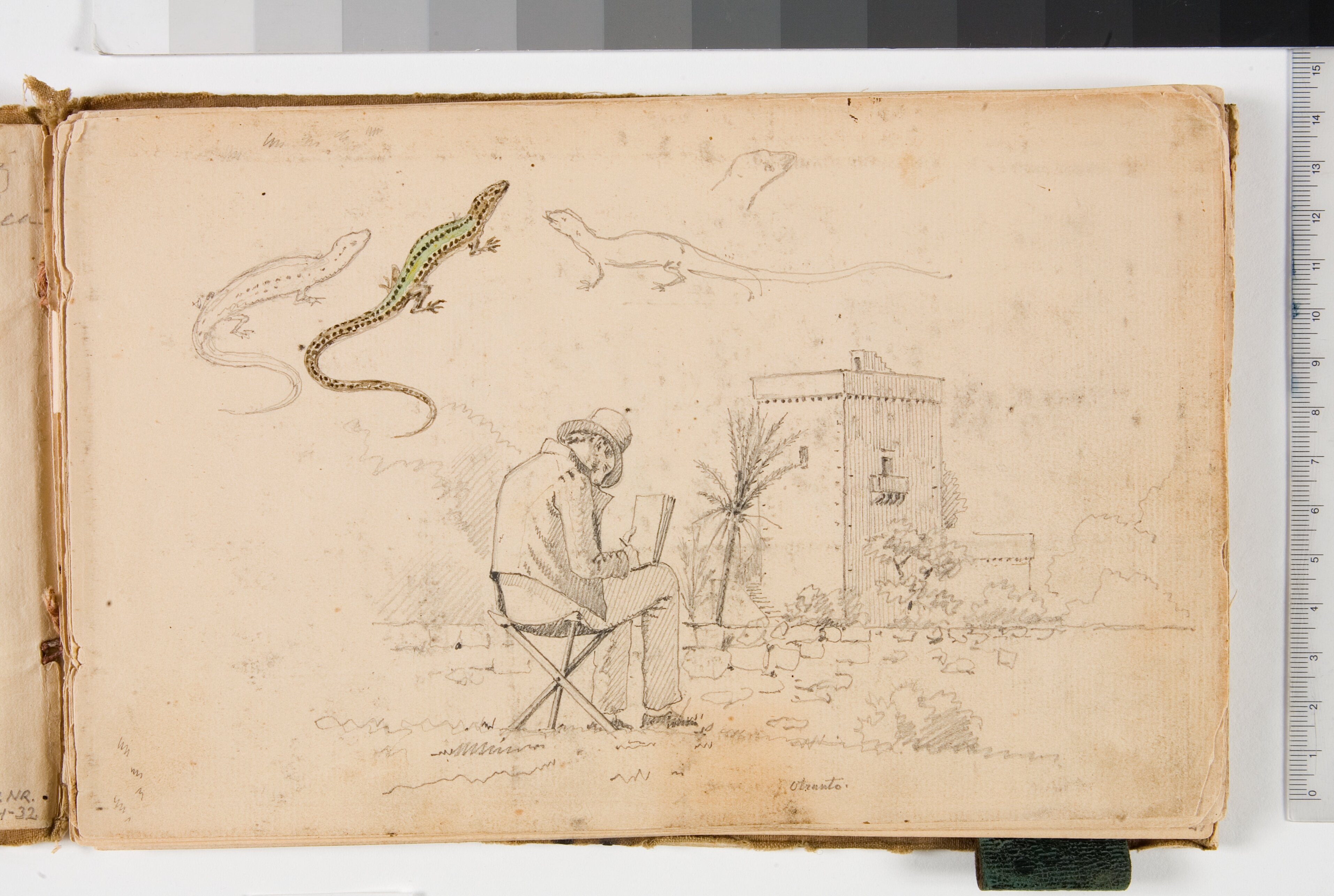 Kunstner, der siddende tegner i sin skitsebog; samt studier af firben