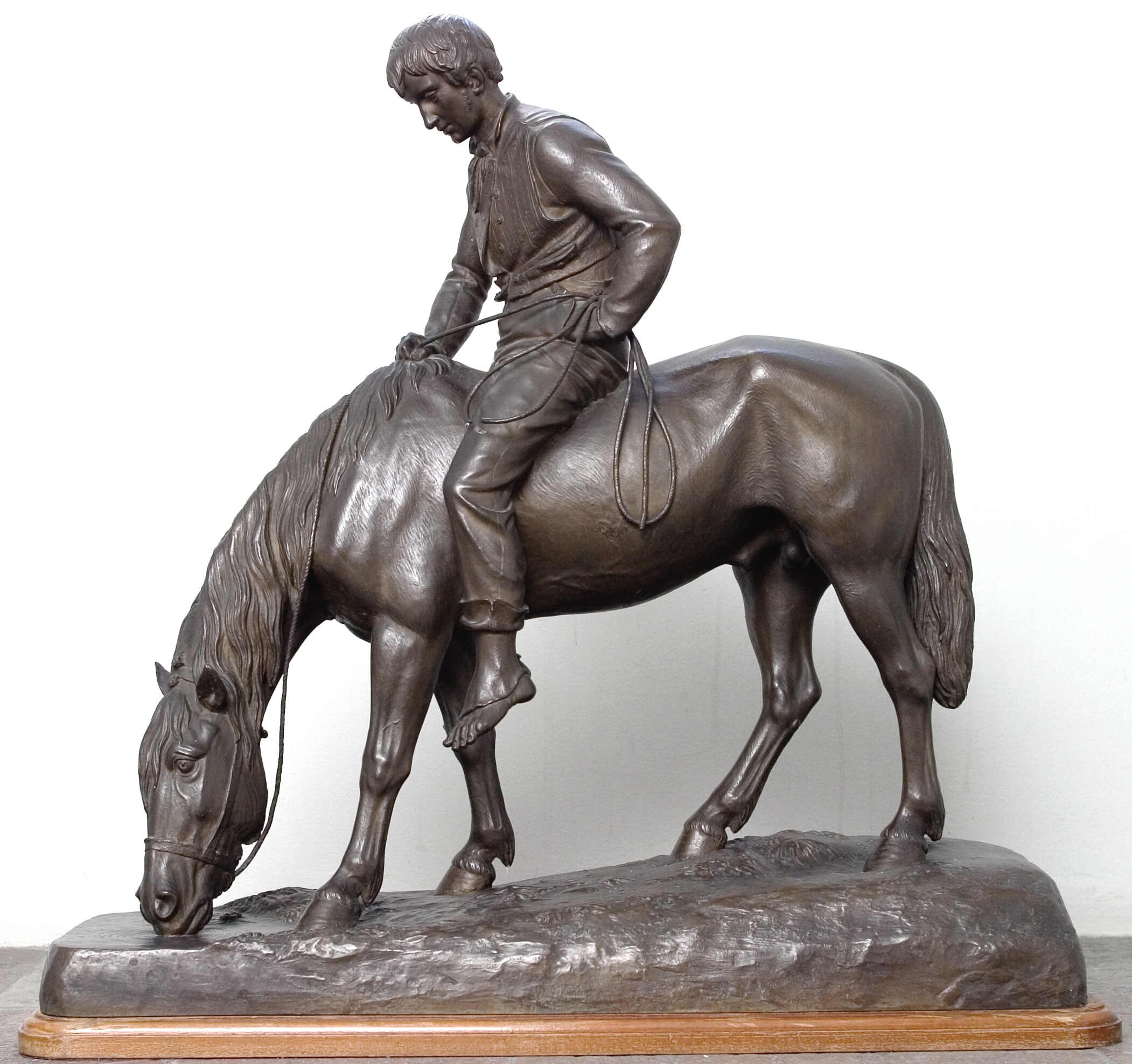 En karl, der rider en hest til vands