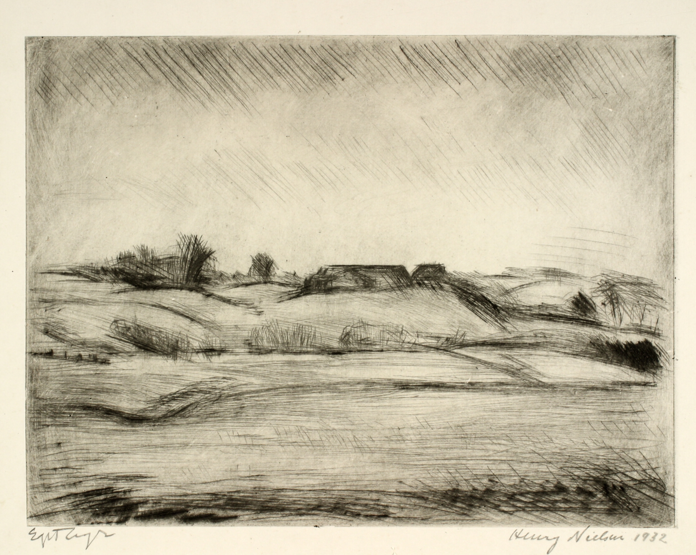 Åbent landskab med gård