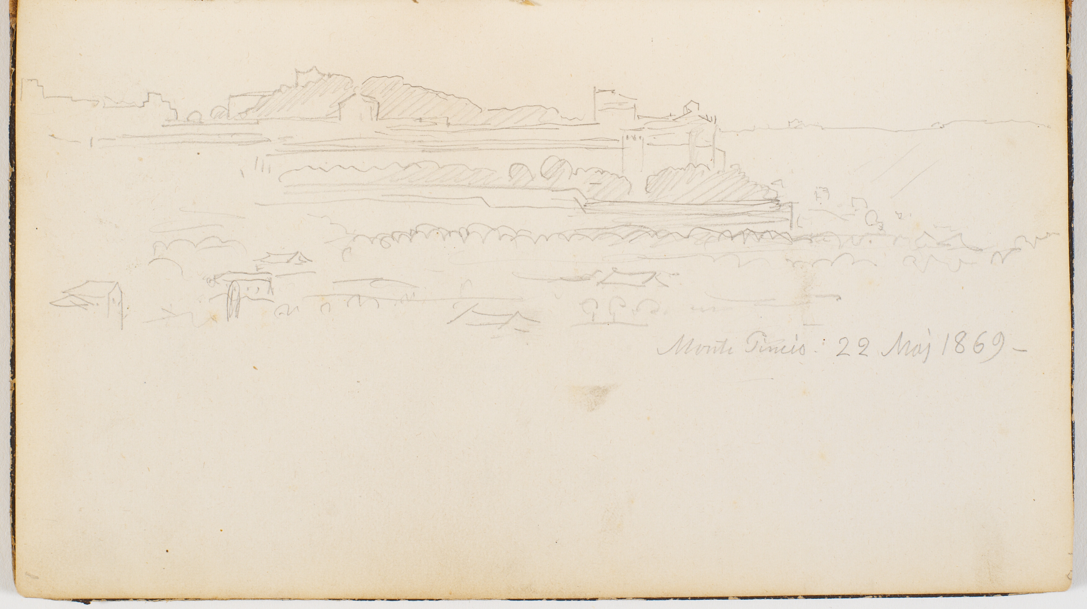 Udsigt mod bygninger og træbevoksning på et højdedrag