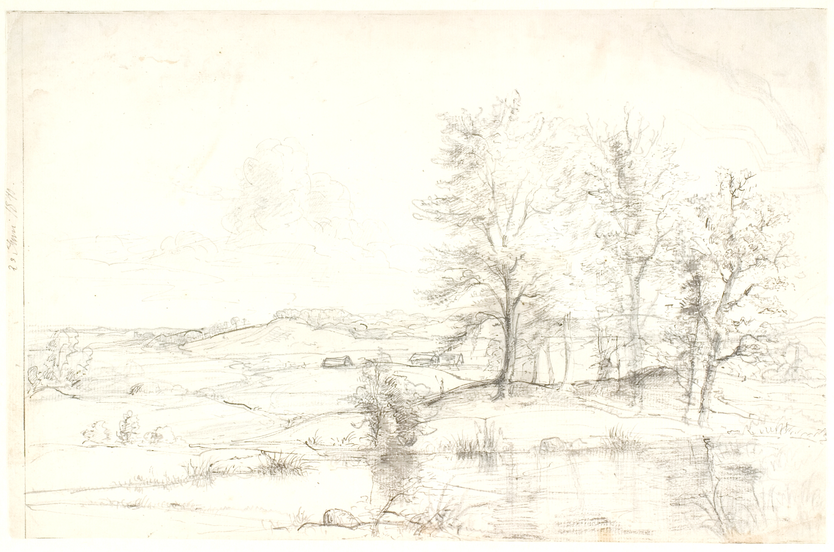 Udsigt over et bakket skovrigt landskab. I forgrunden en sø