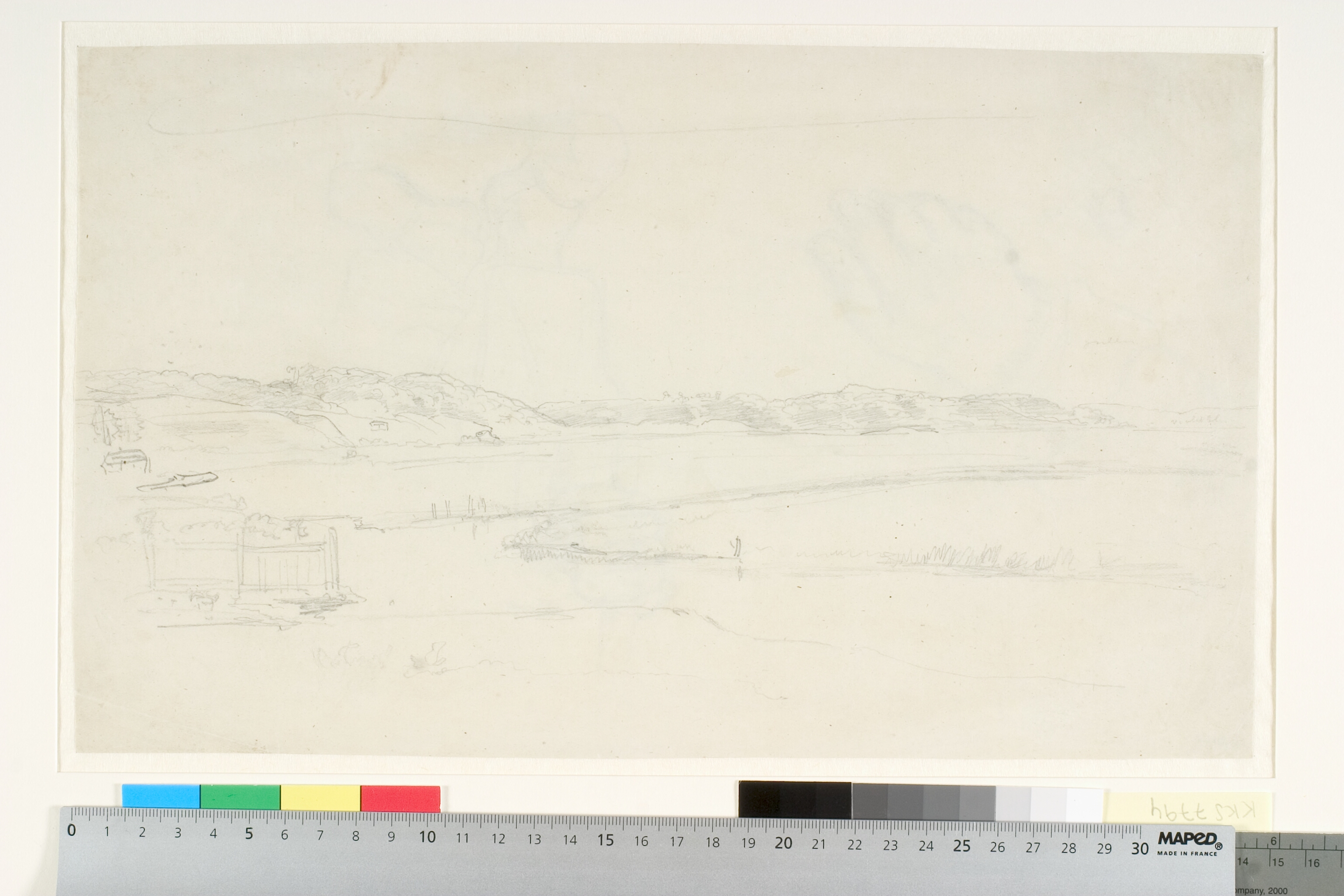 Udsigt mod skovklædte bakkedrag, i forgrunden en å, der løber gennem en eng. Jylland?