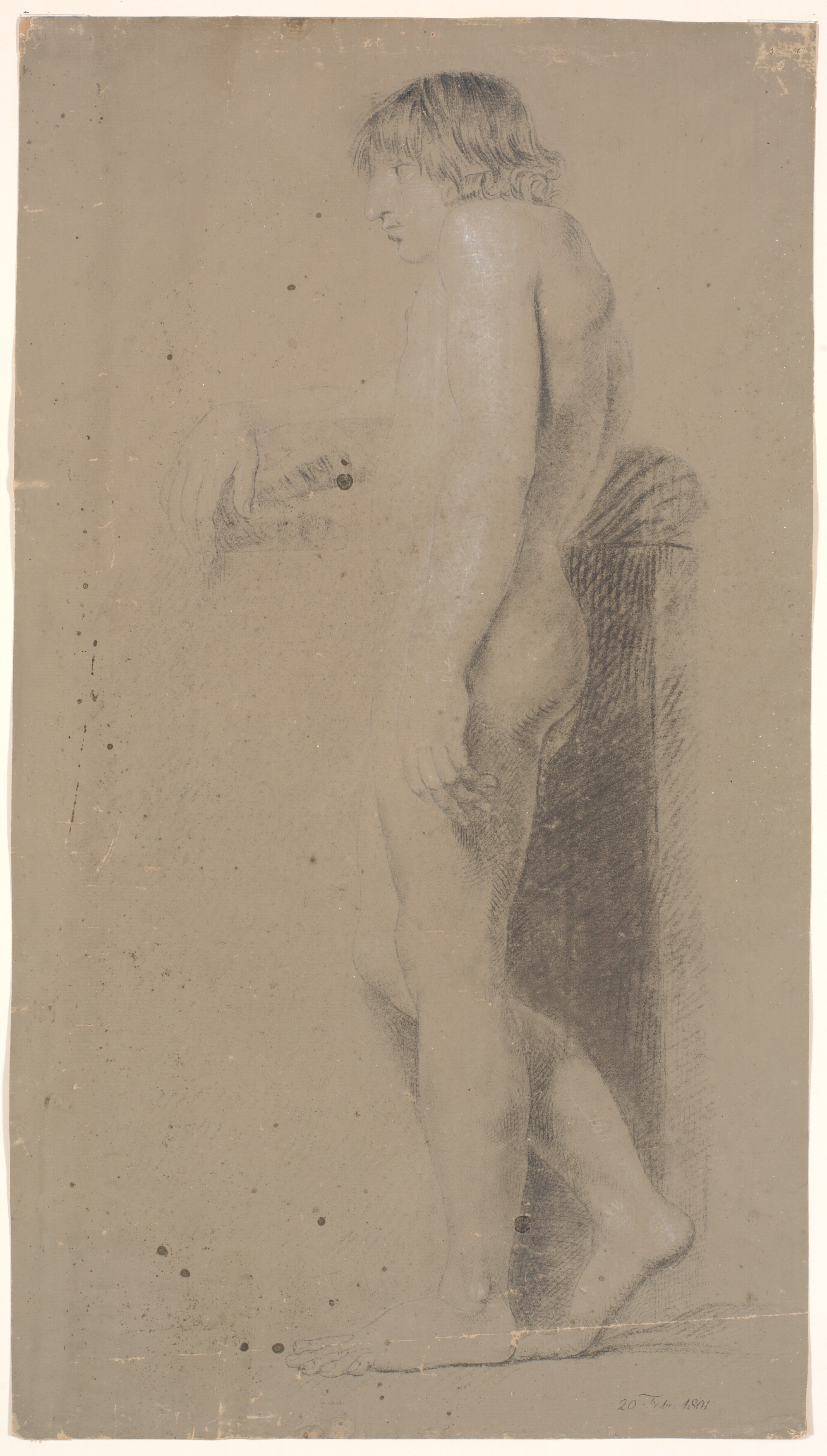 Stående mandlig model. Profil.t.v. Lænet til høj plint. Højre arm fremstrakt