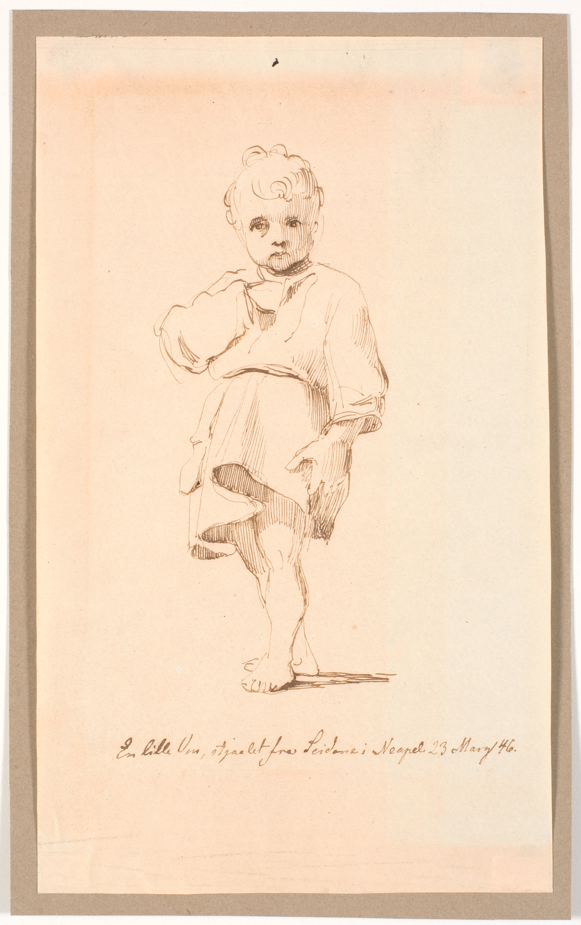 En lille, stående dreng