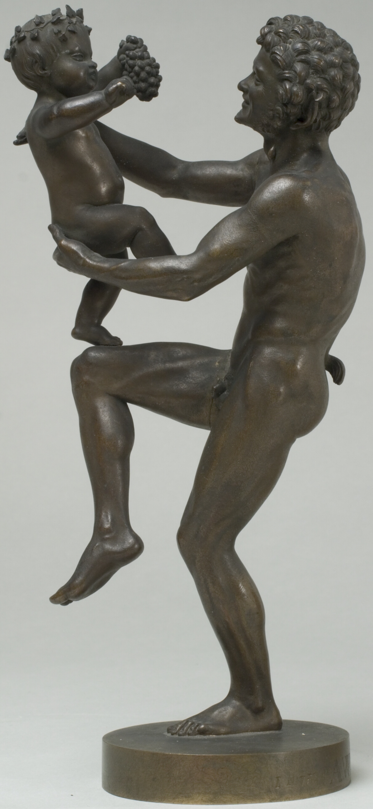 En dansende satyr, som holder Bacchusbarnet