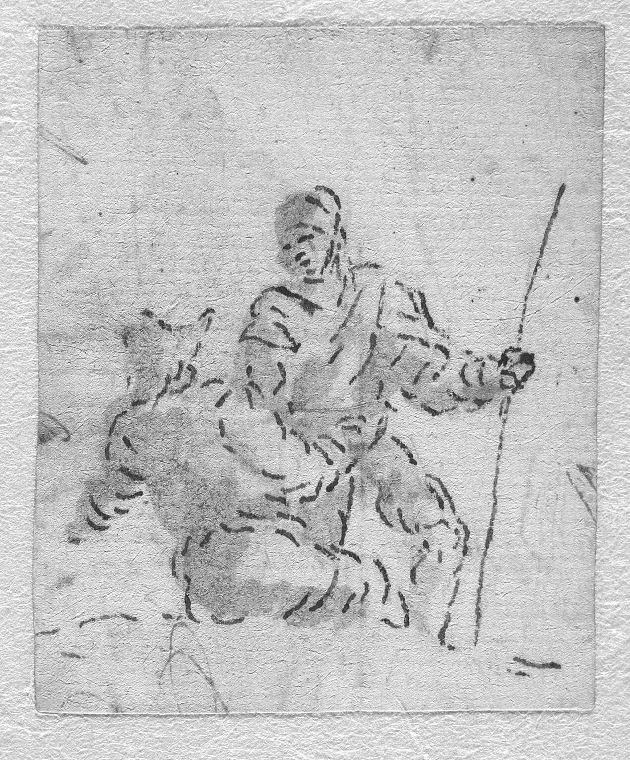 Siddende mand og en soldat