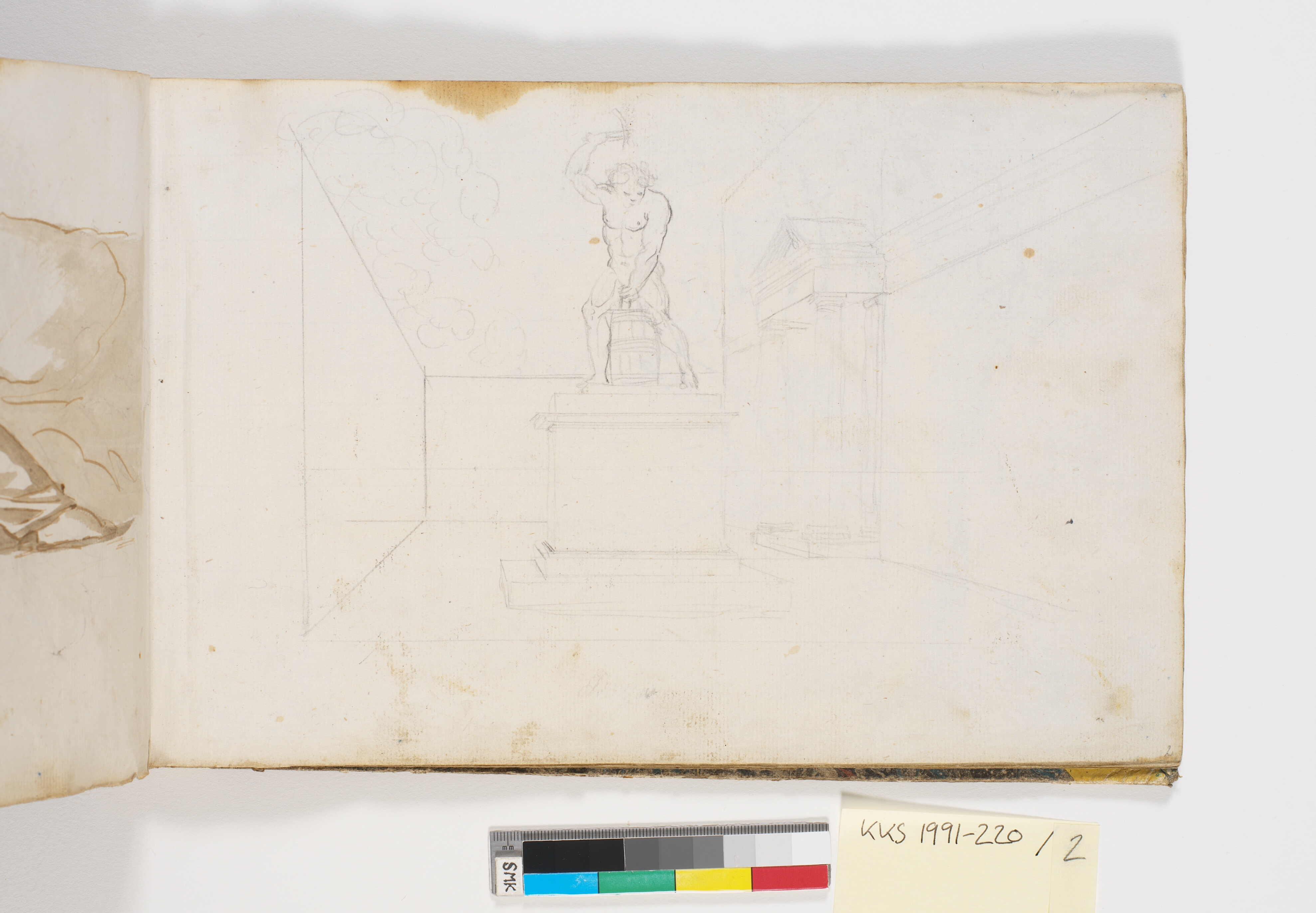 Nøgen mand, stående på en sokkel, slår en tønde til