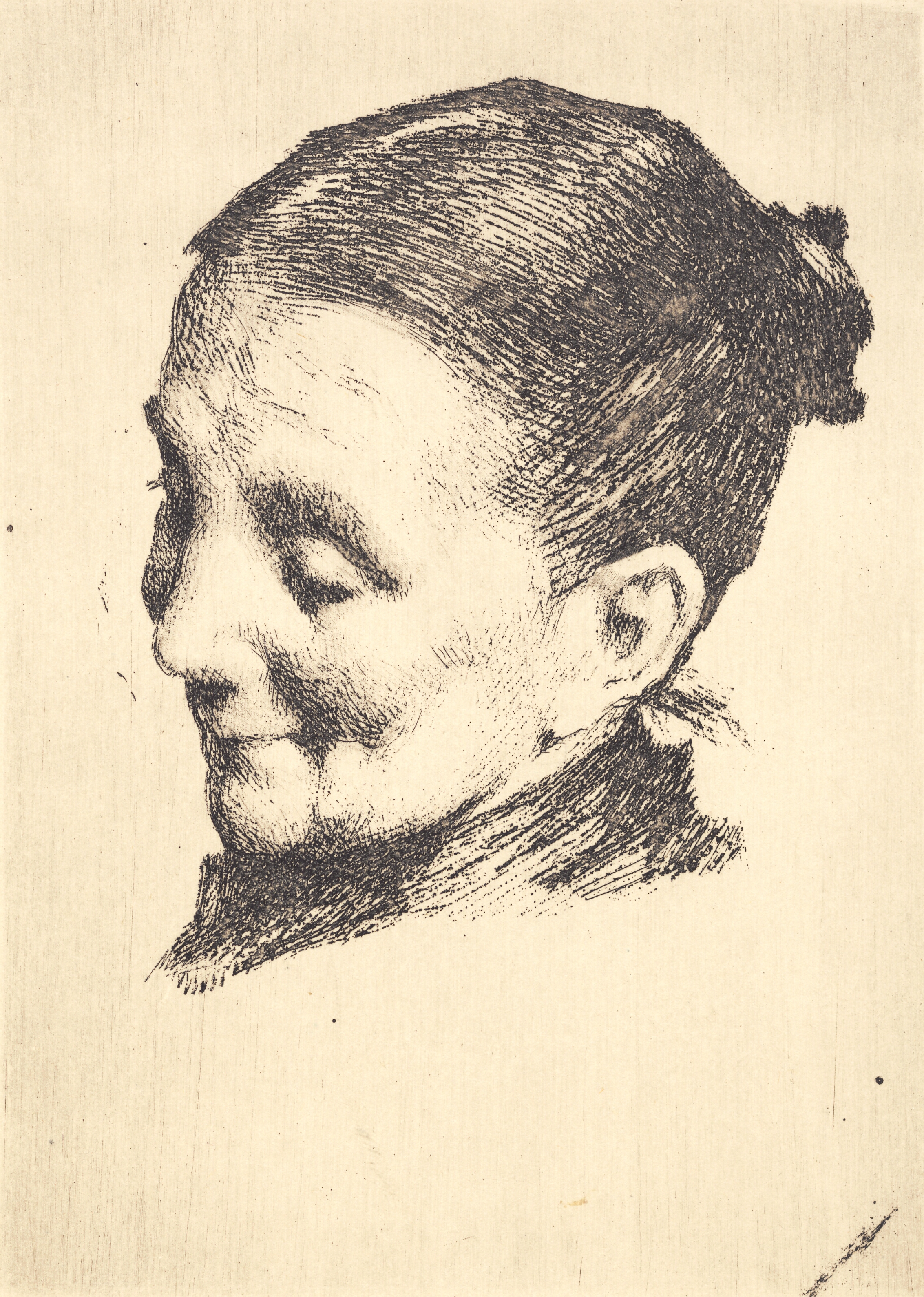 Hoved af en ældre kone med nedadrettet blik, vendt mod venstre