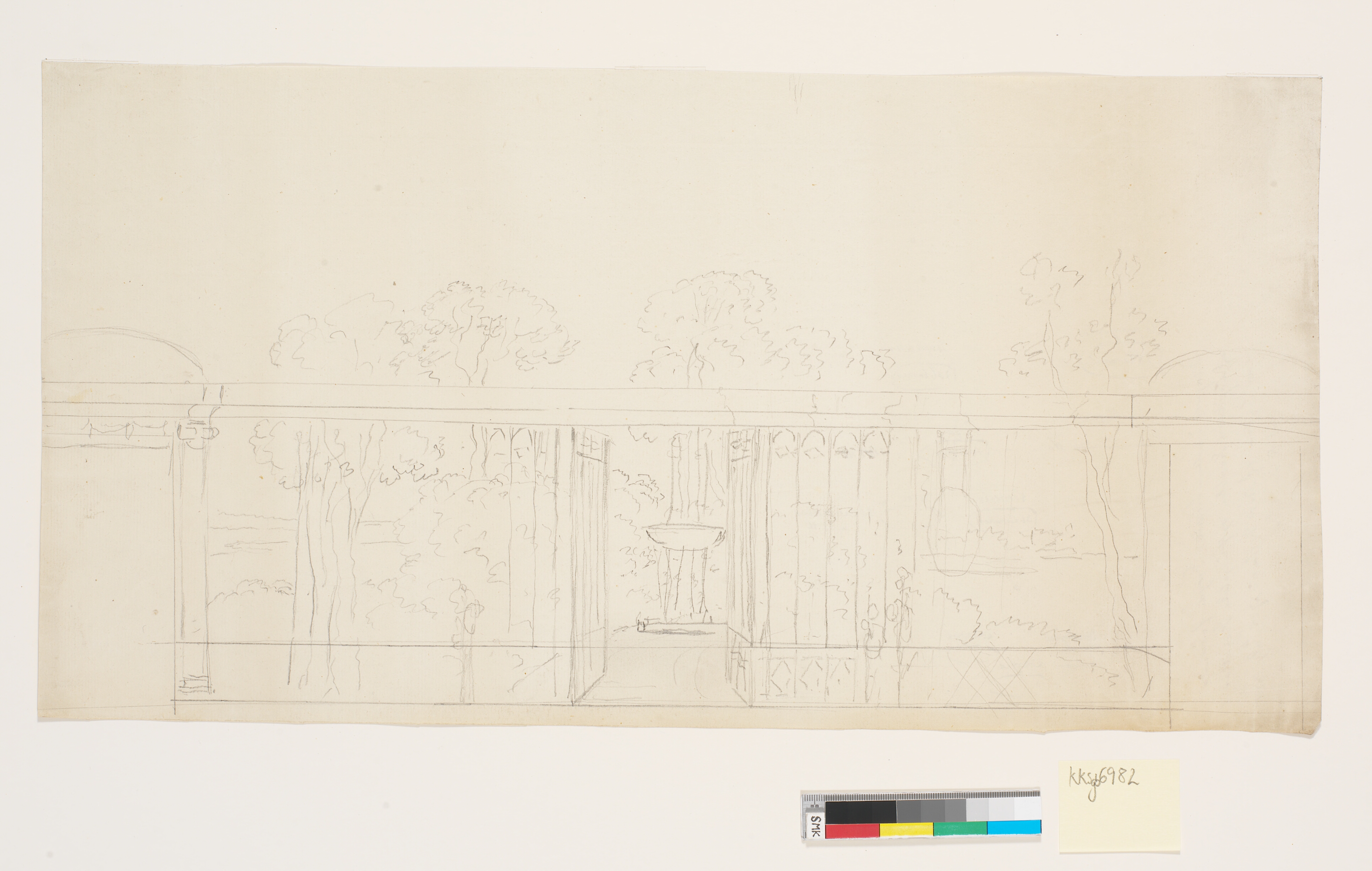 Haveparti set fra en balustrade med en dør