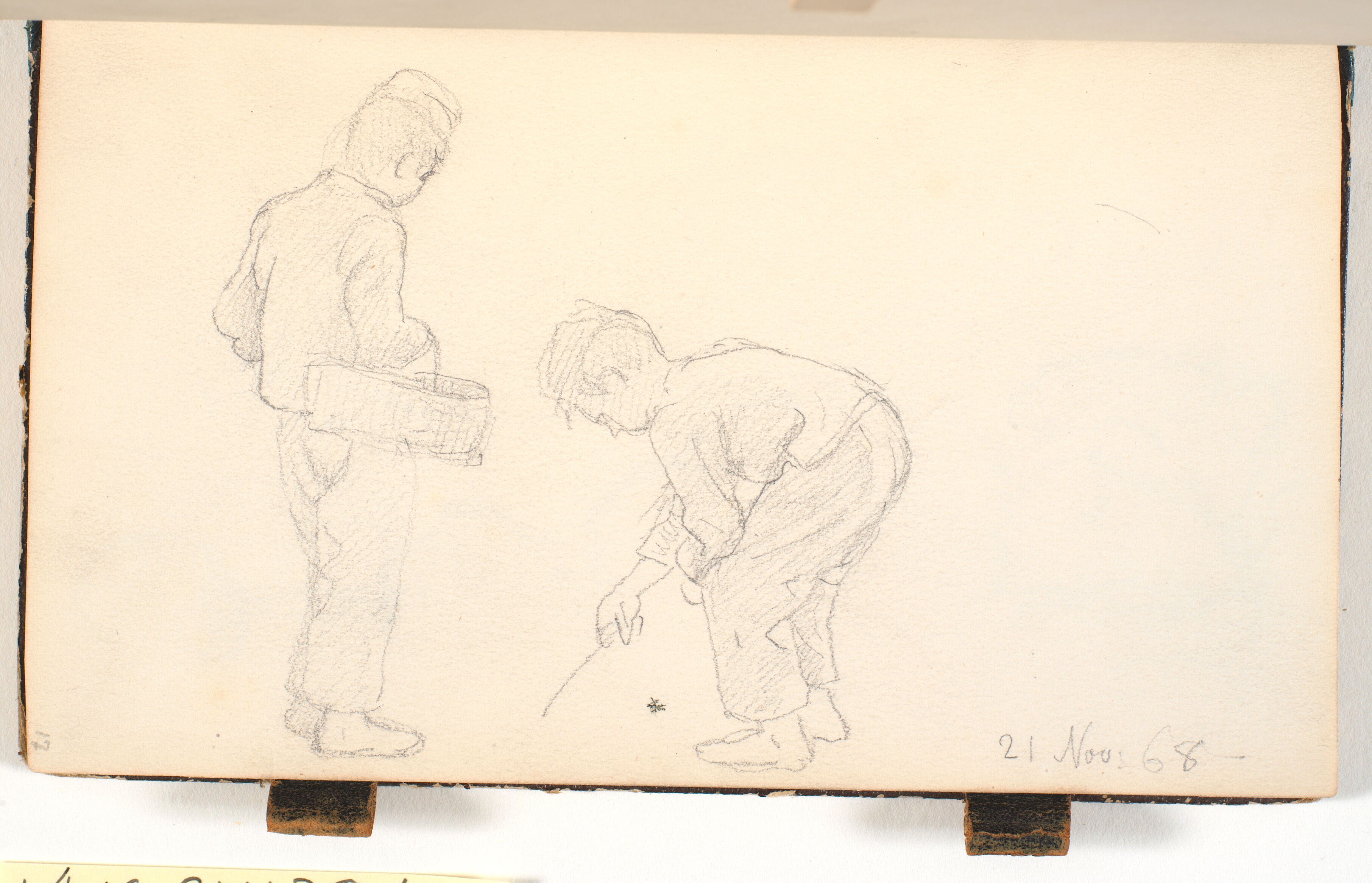 En dreng med kurv på armen og en dreng , der bøjer sig og kradser med en pind i jorden