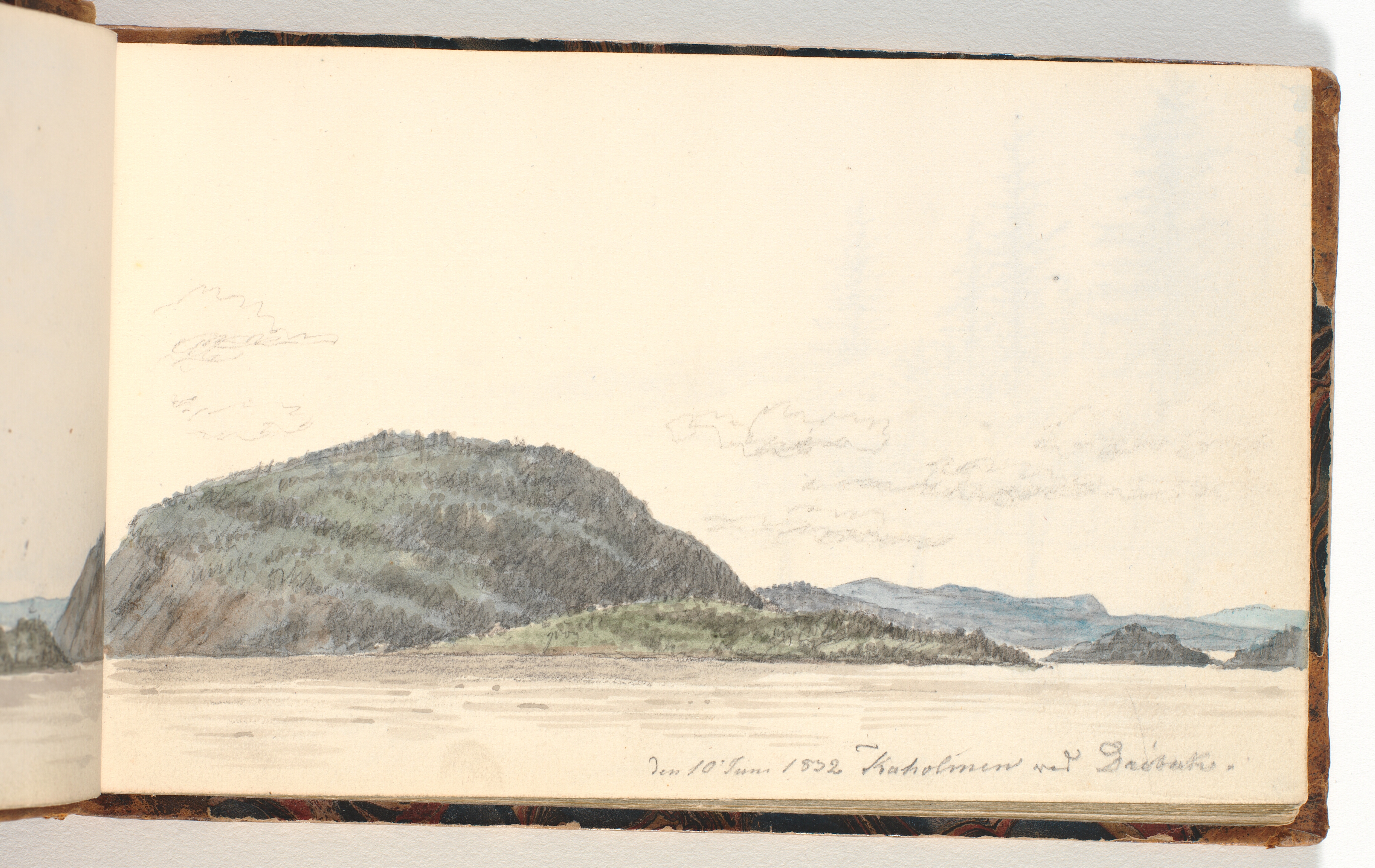 Fjordlandskab med skovbevoksede skær