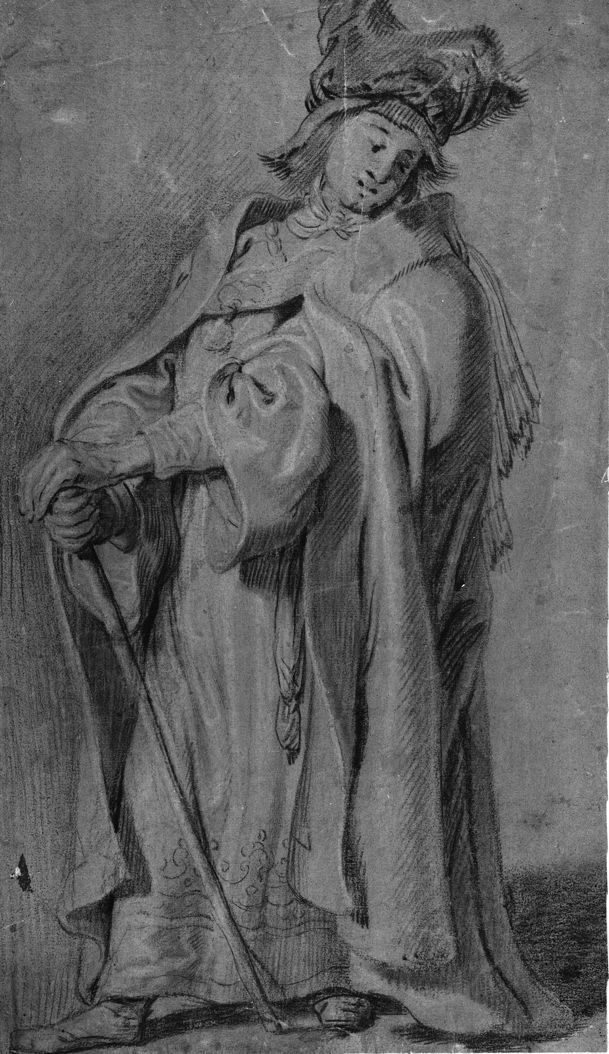 Stående figur, vendt mod venstre, i kappe og pelshue, støttende sig ved en stav.