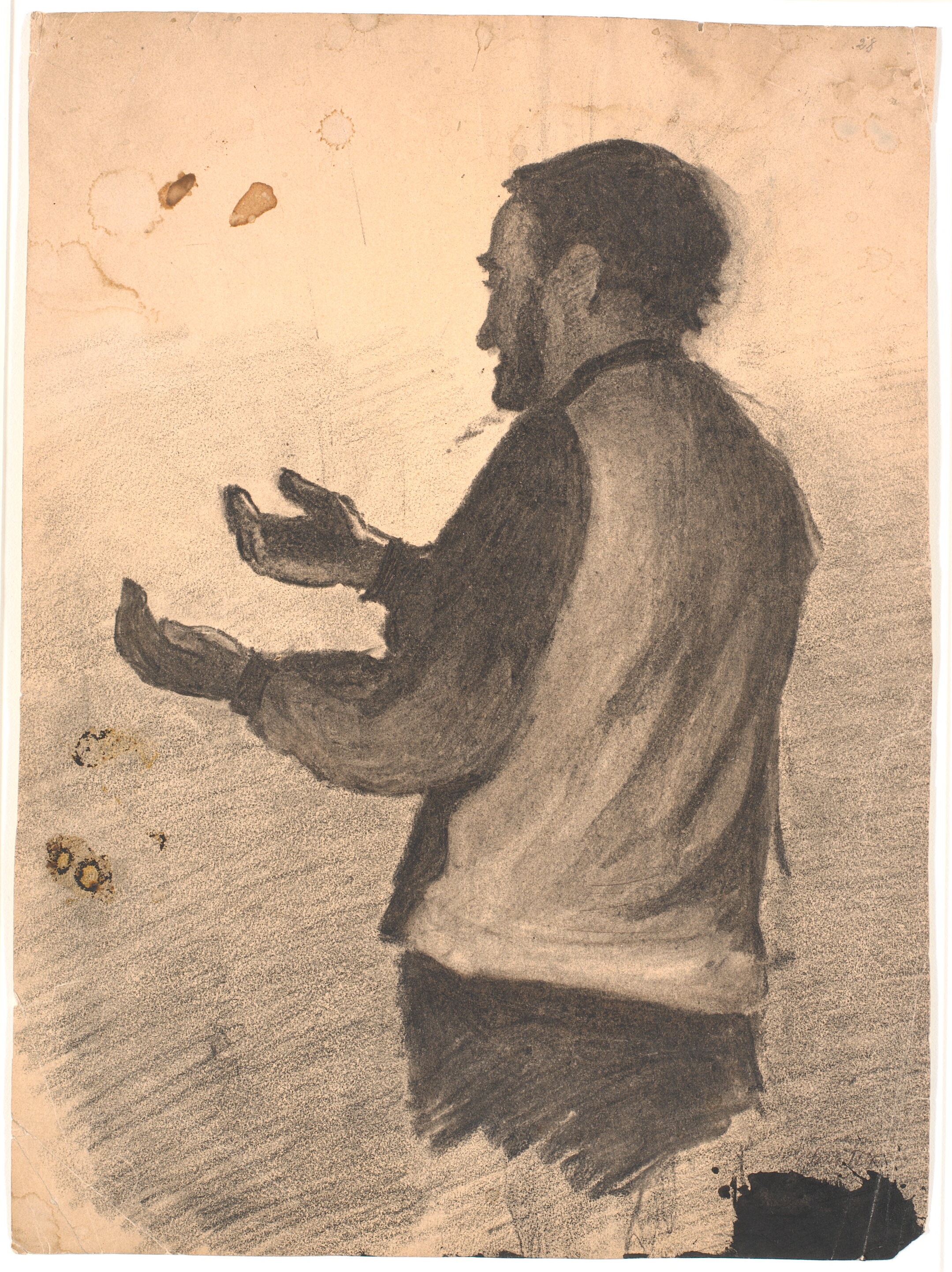 Stående mand der klapper i hænderne