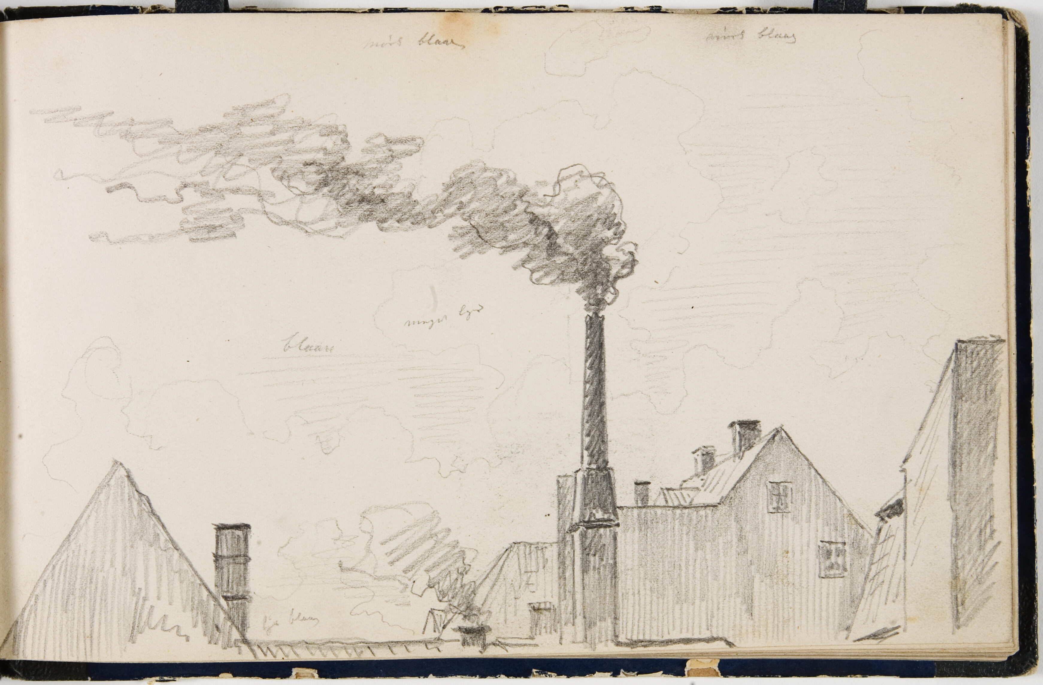 Bybillede med rygende skorsten