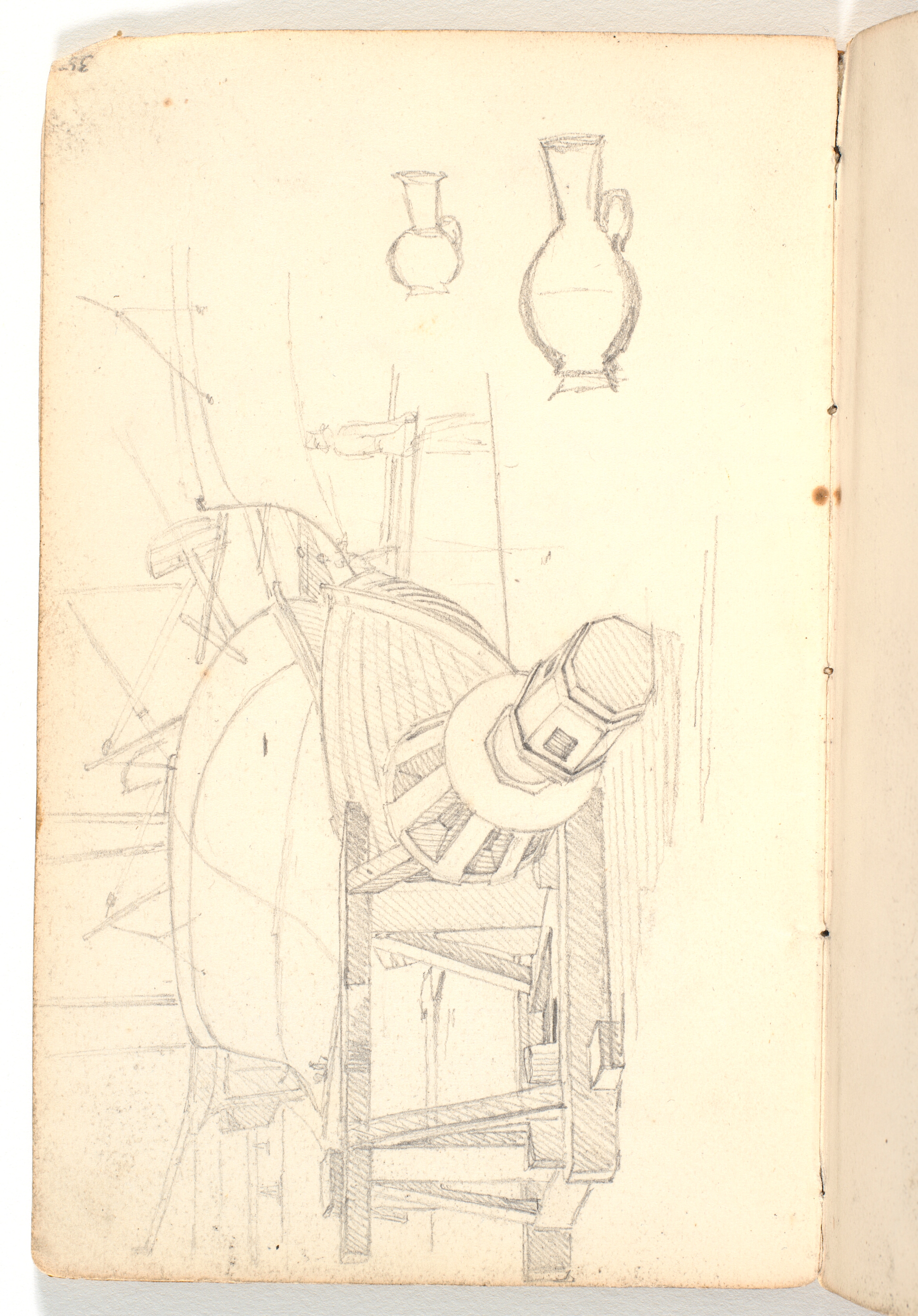 Parti fra en havn med både trukket i land, samt rids af to vaser