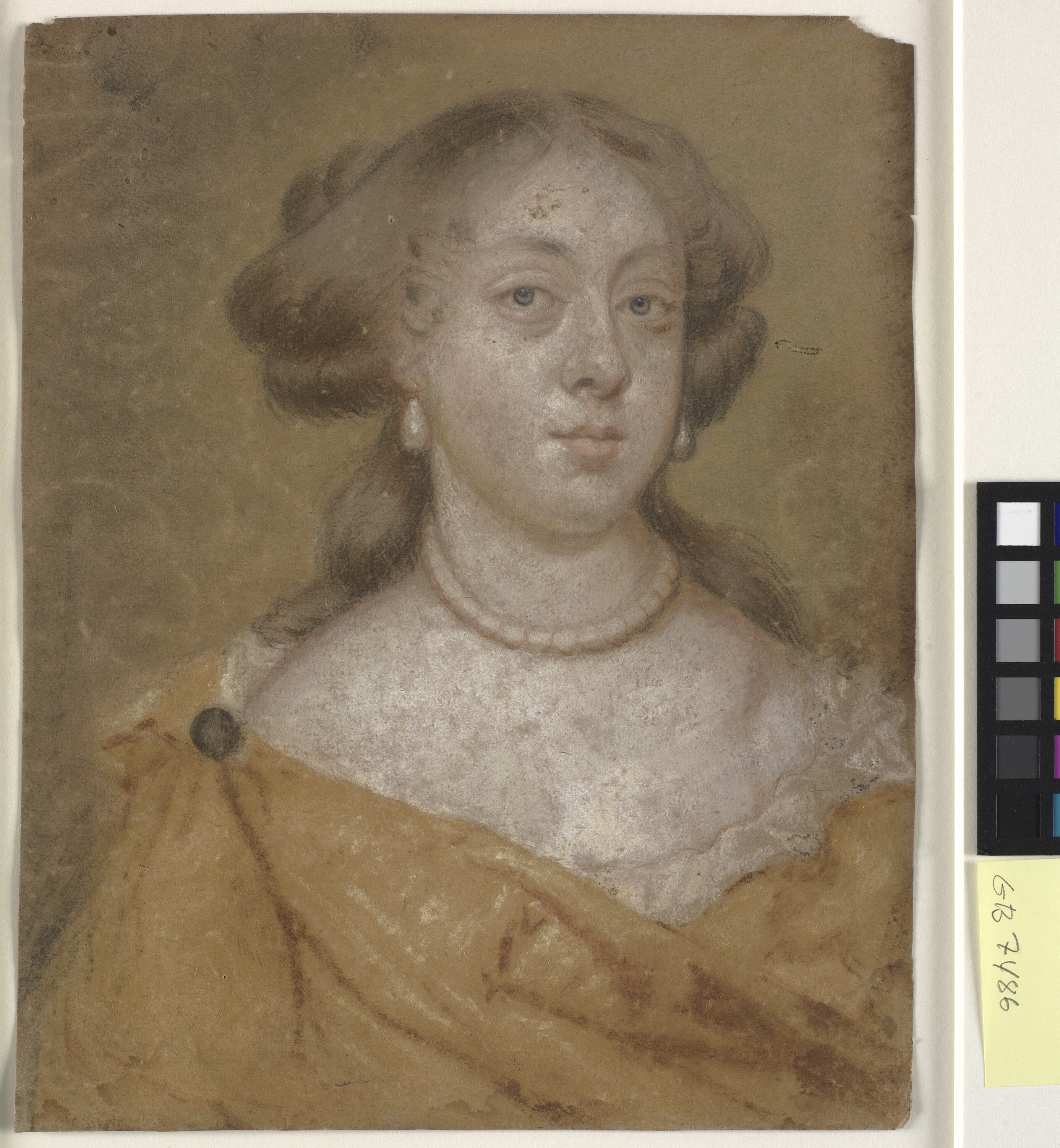 Skulderportræt af kvinde med perleøreringe