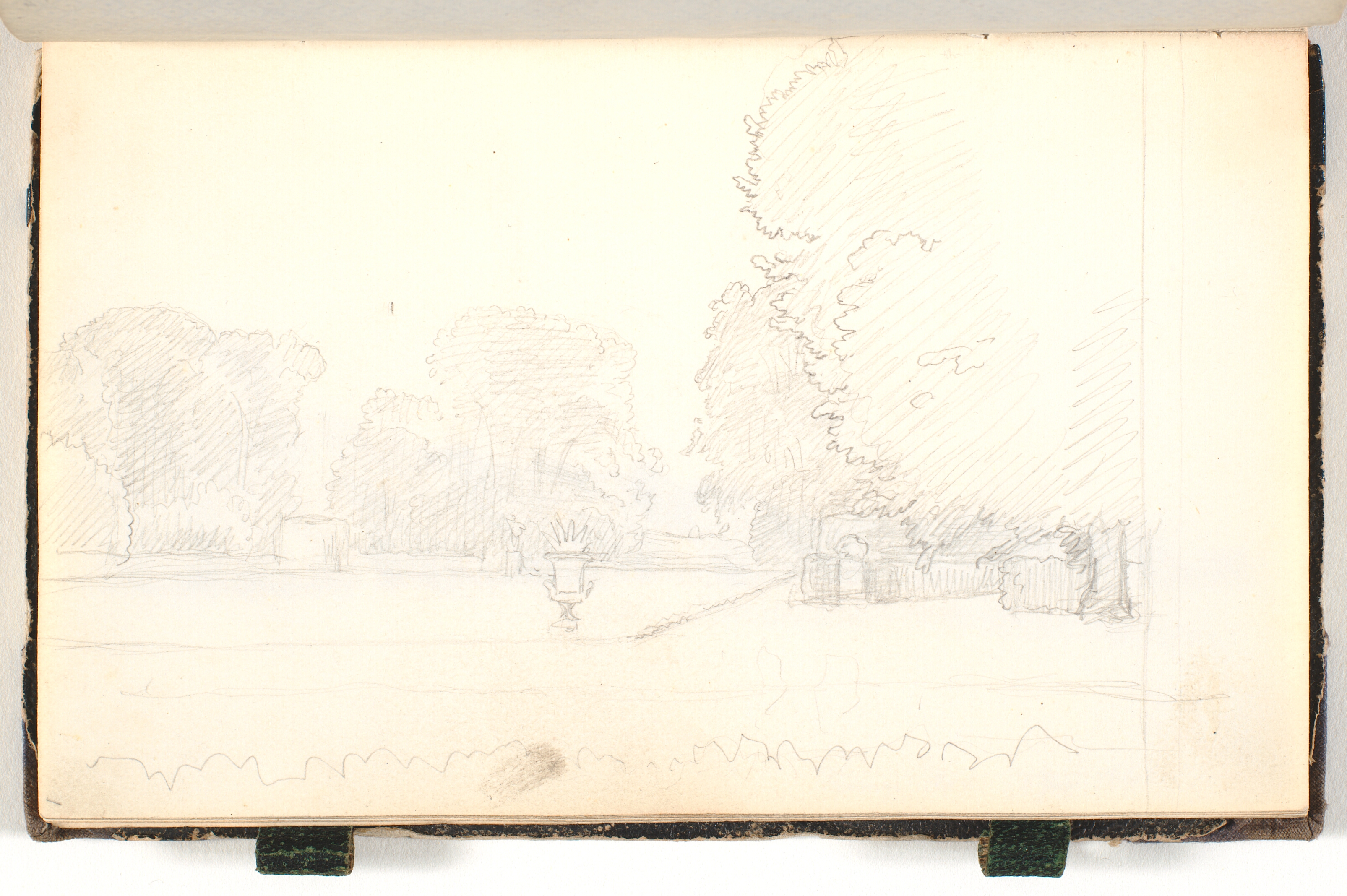 Udsigt mod en have med store træer og sandstensvaser. ( Nysø have?)