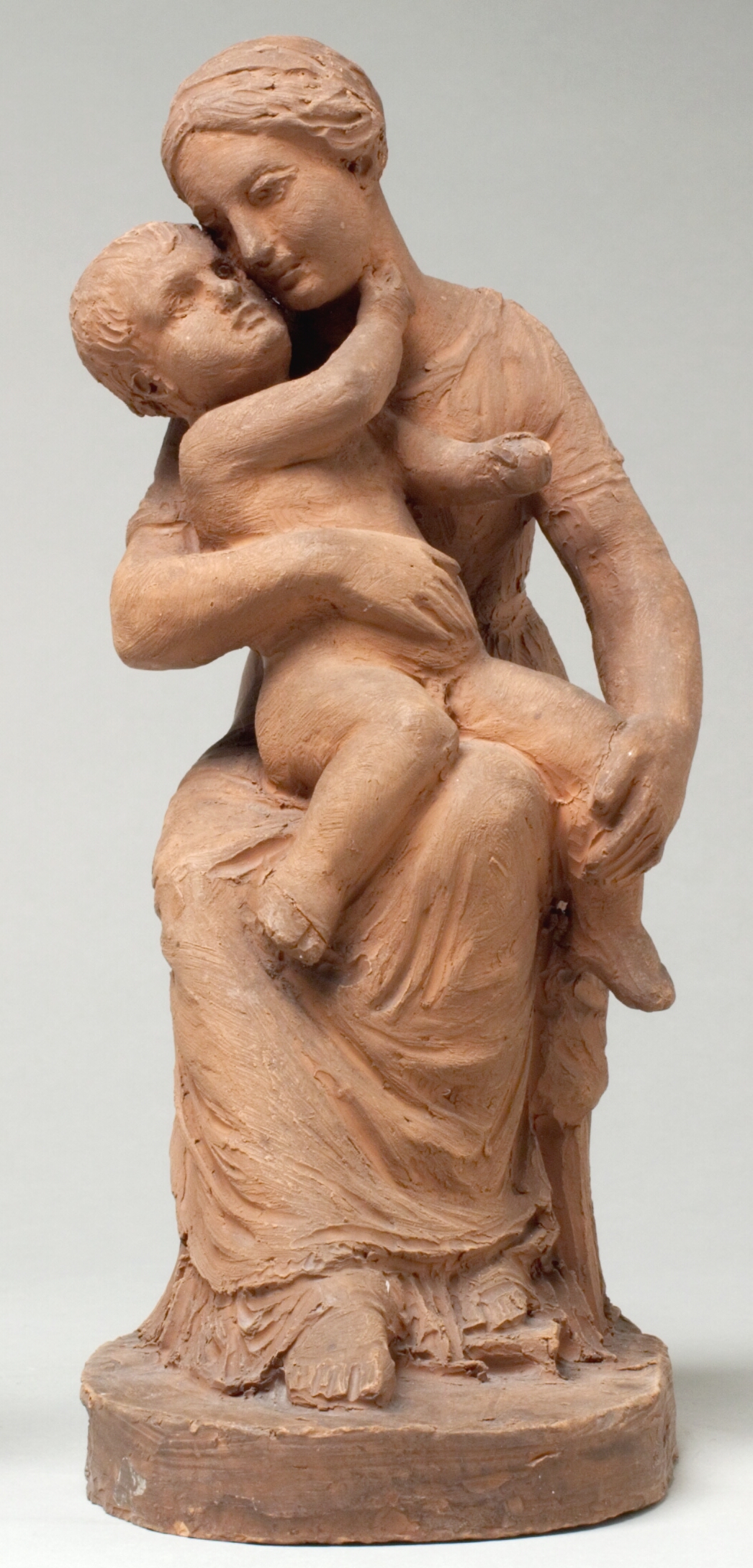 Kvinde siddende med et barn på skødet