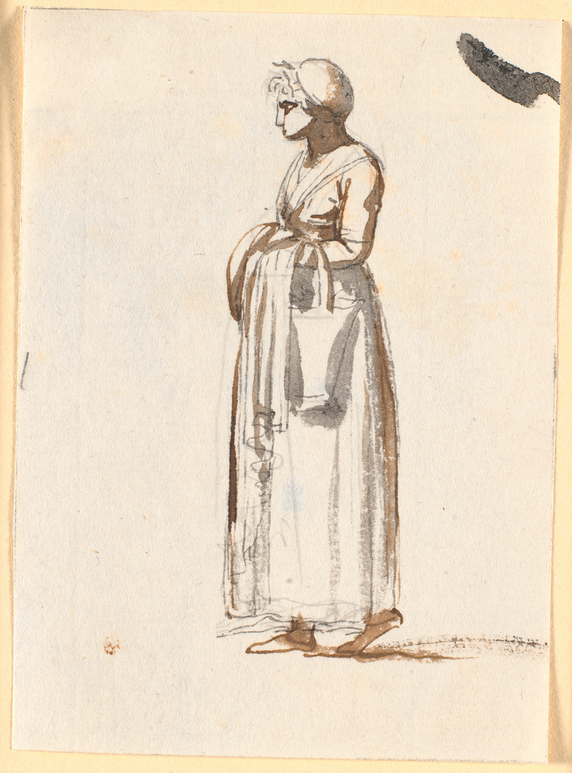 En kone gående mod venstre med en kurv over armen