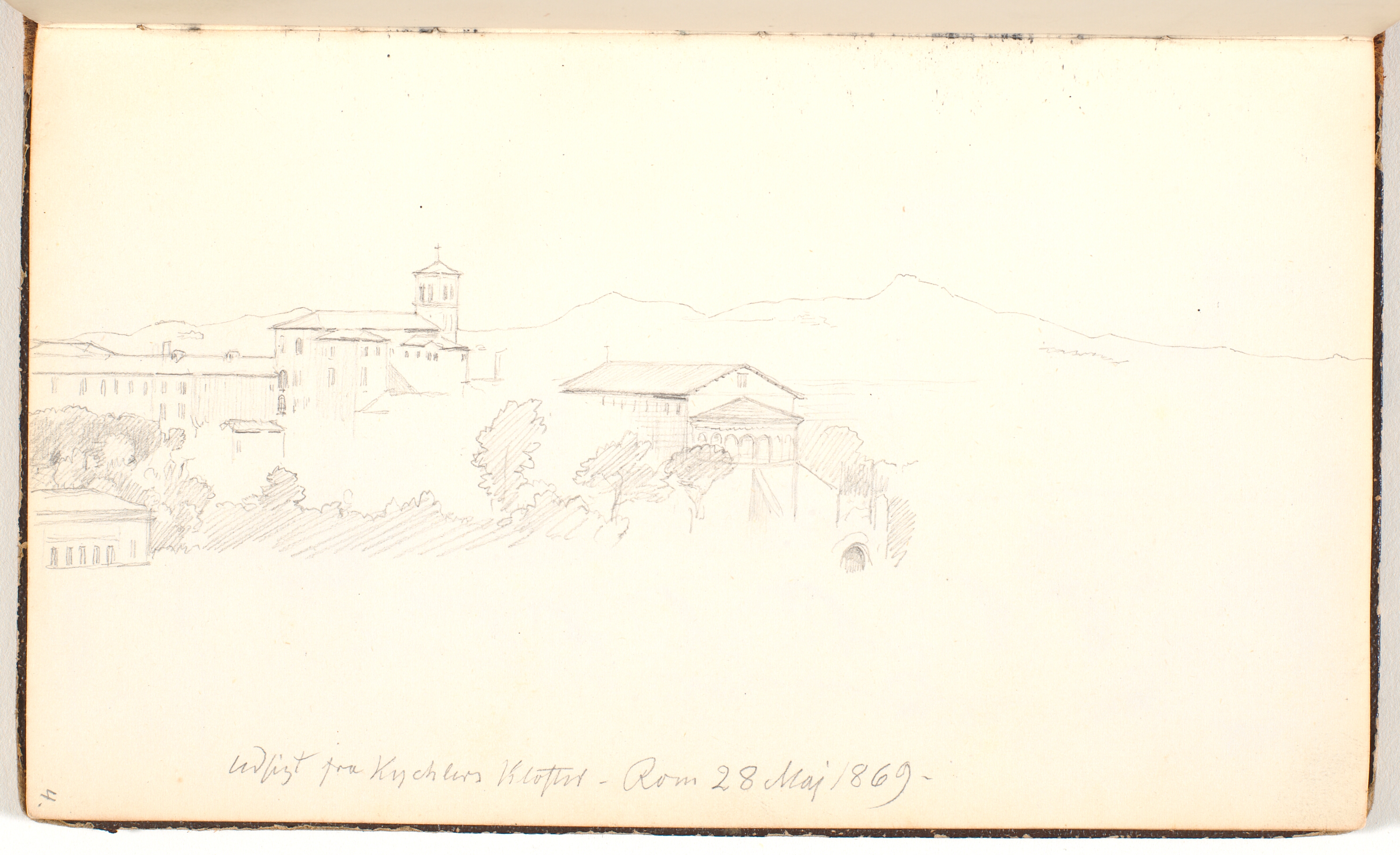 Udsigt mod bygninger. I baggrunden bjerge