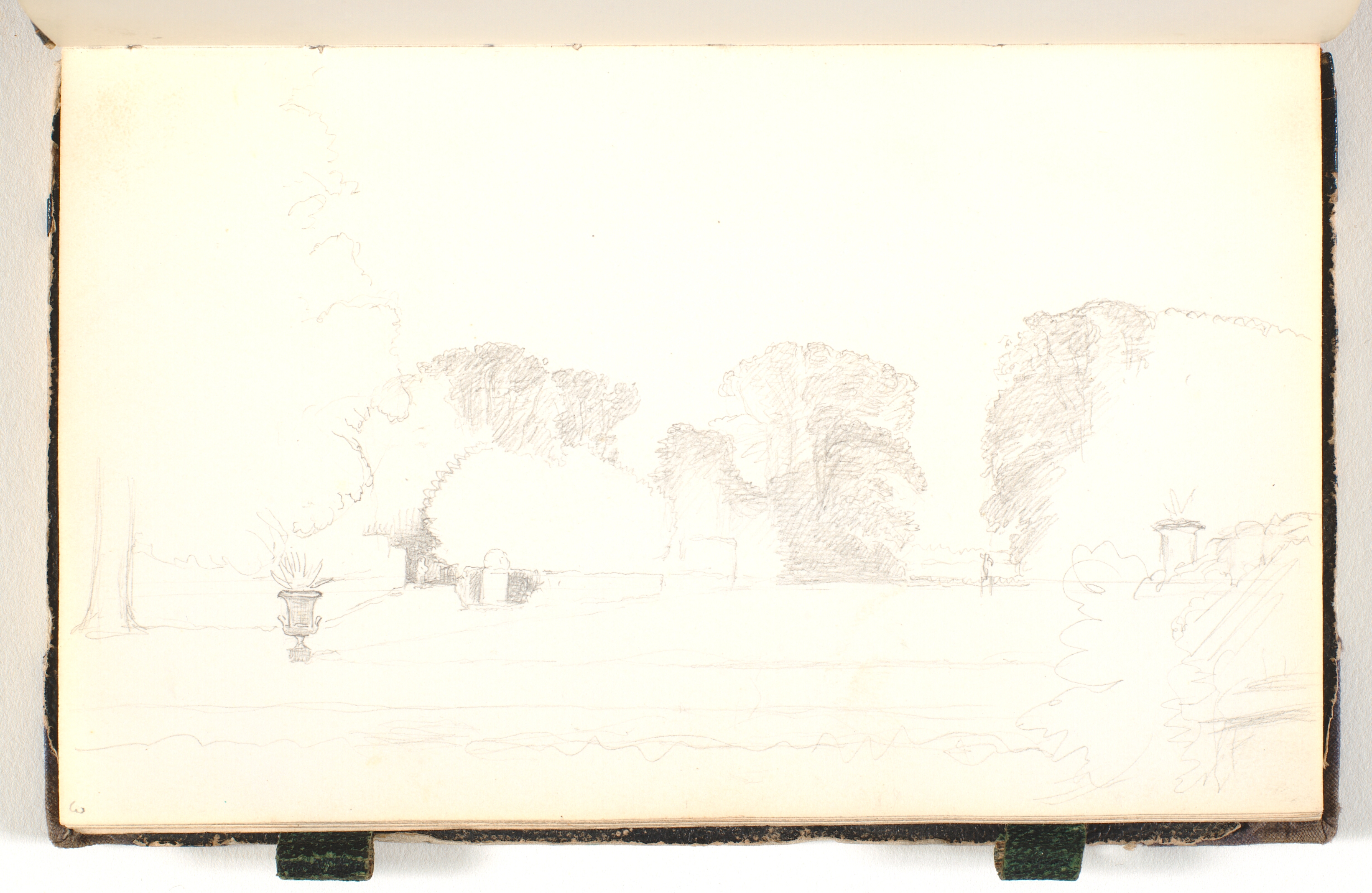 Udsigt mod en have med store træer og sandstensvaser, fra Nysø have?