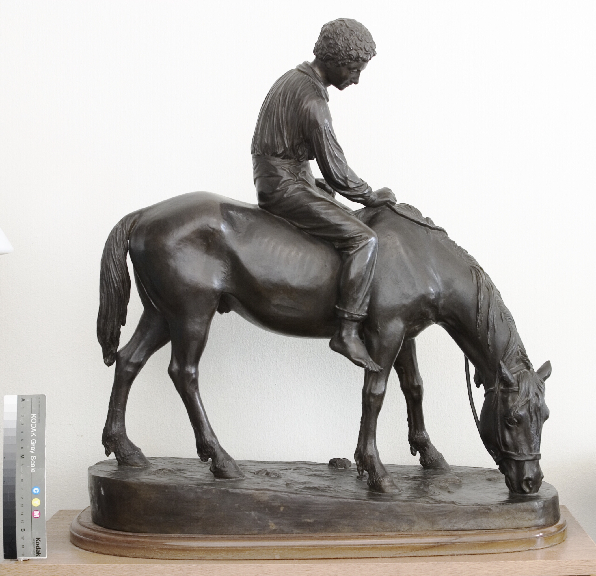 En karl, der rider en hest til vands