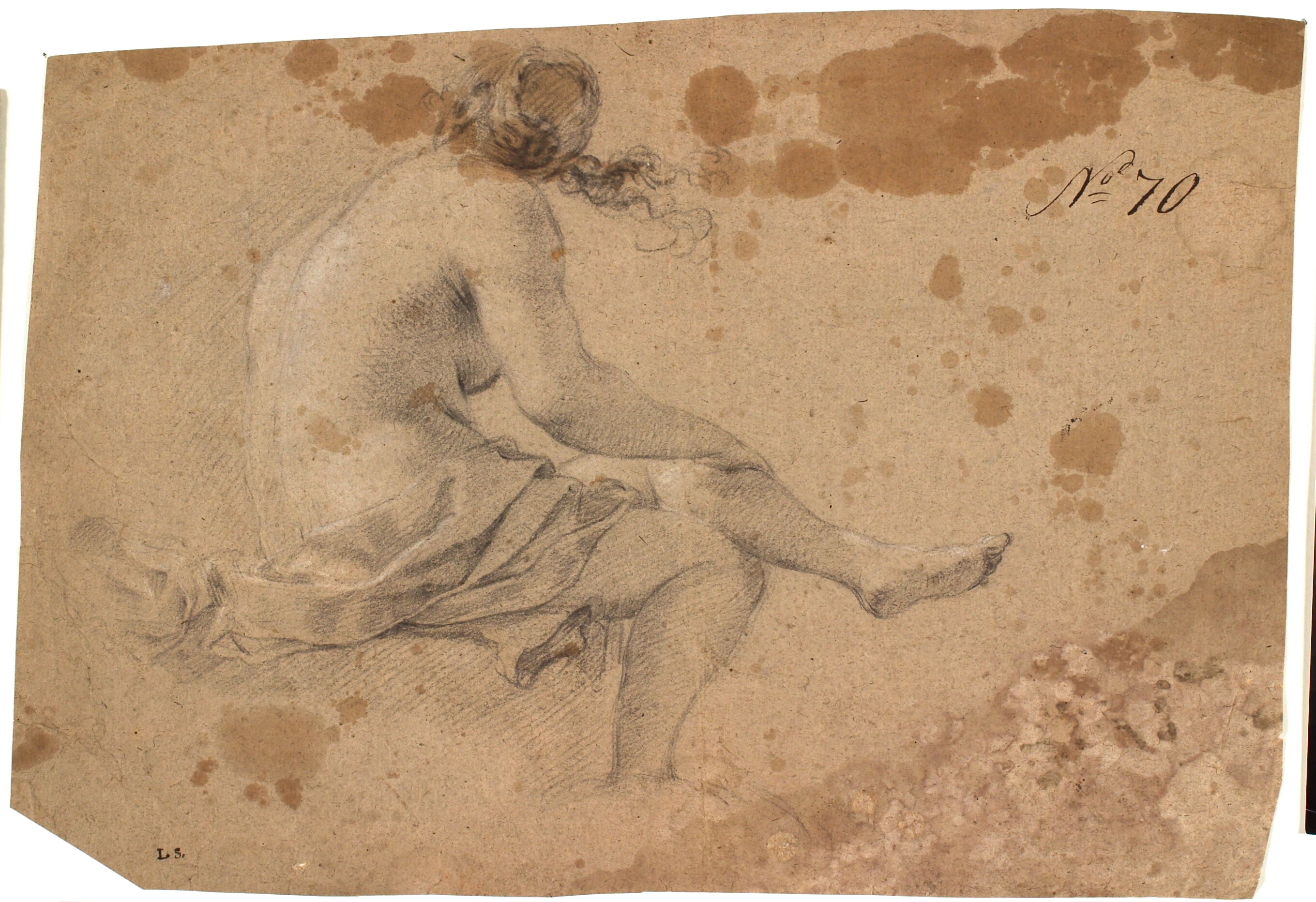 Siddende delvis rygvendt kvindelig model med venstre ben, støttet af højre arm, over højre knæ og med løst draperi svøbt om underkroppen