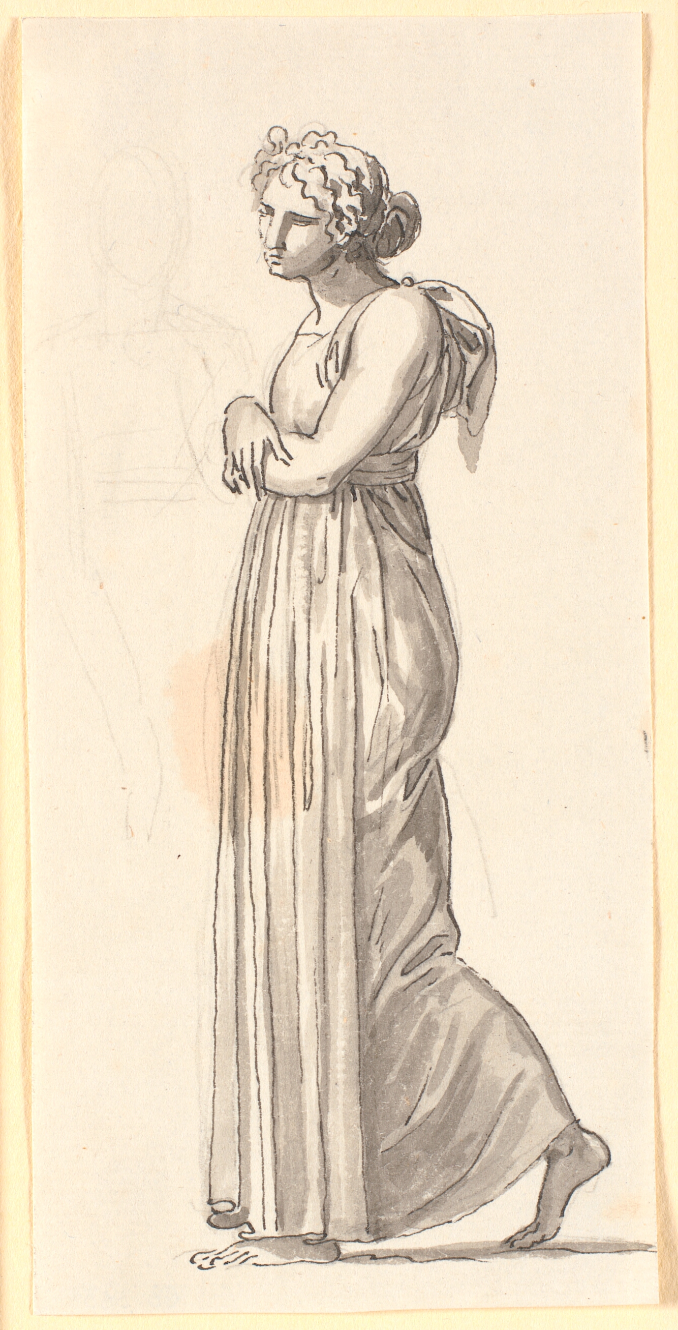 Gående kvindefigur i antik dragt, i profil til venstre.