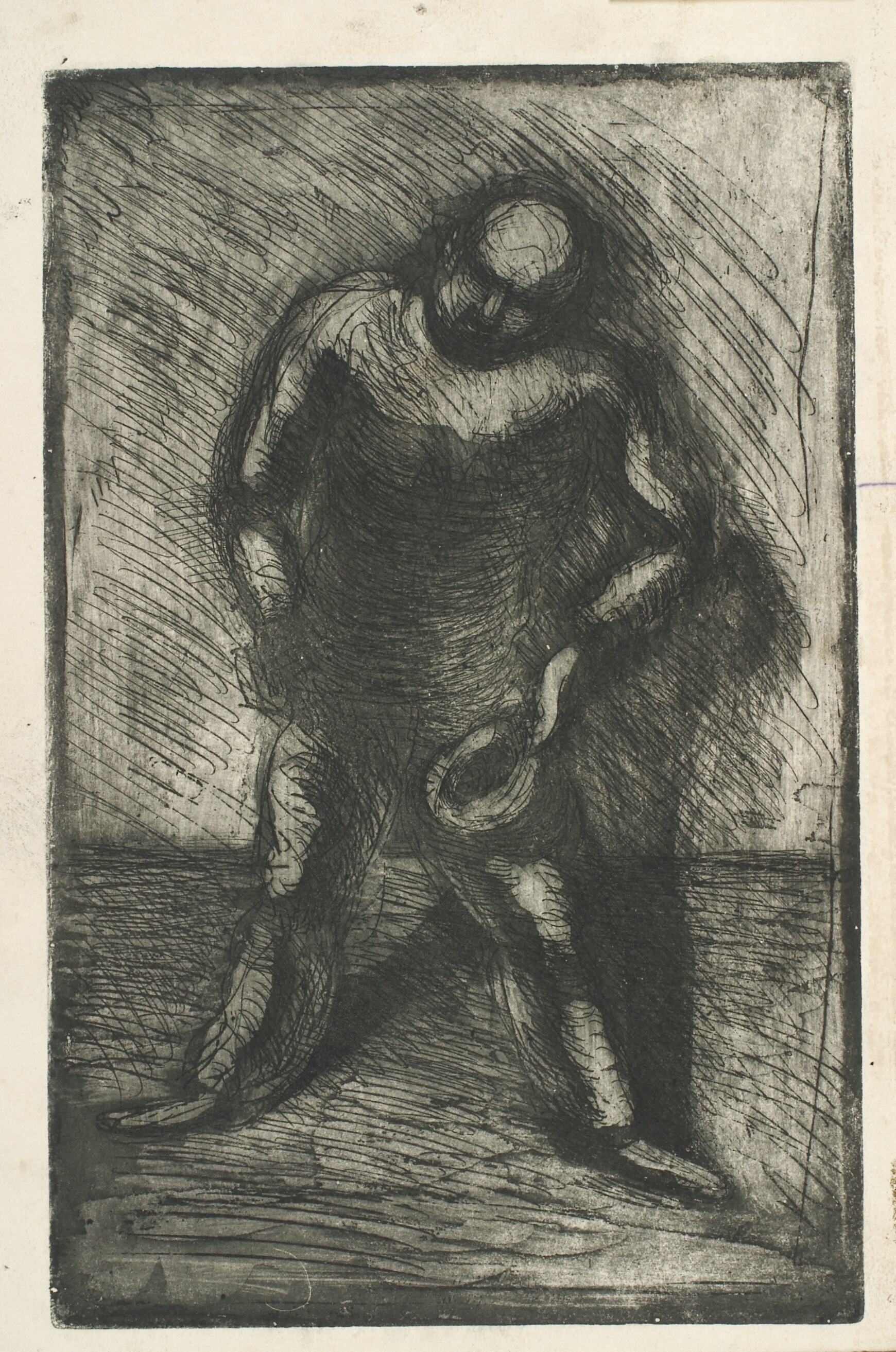 Skrævende mand med hatten i hånden