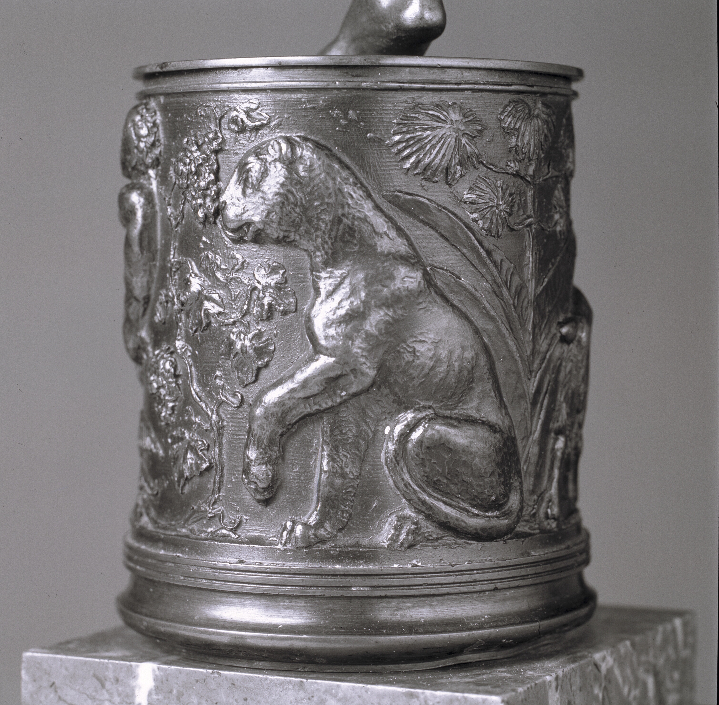 Cylinder med relief, forestillende to satyrer på hver sin side af en vinkrukke, en panter og en ged