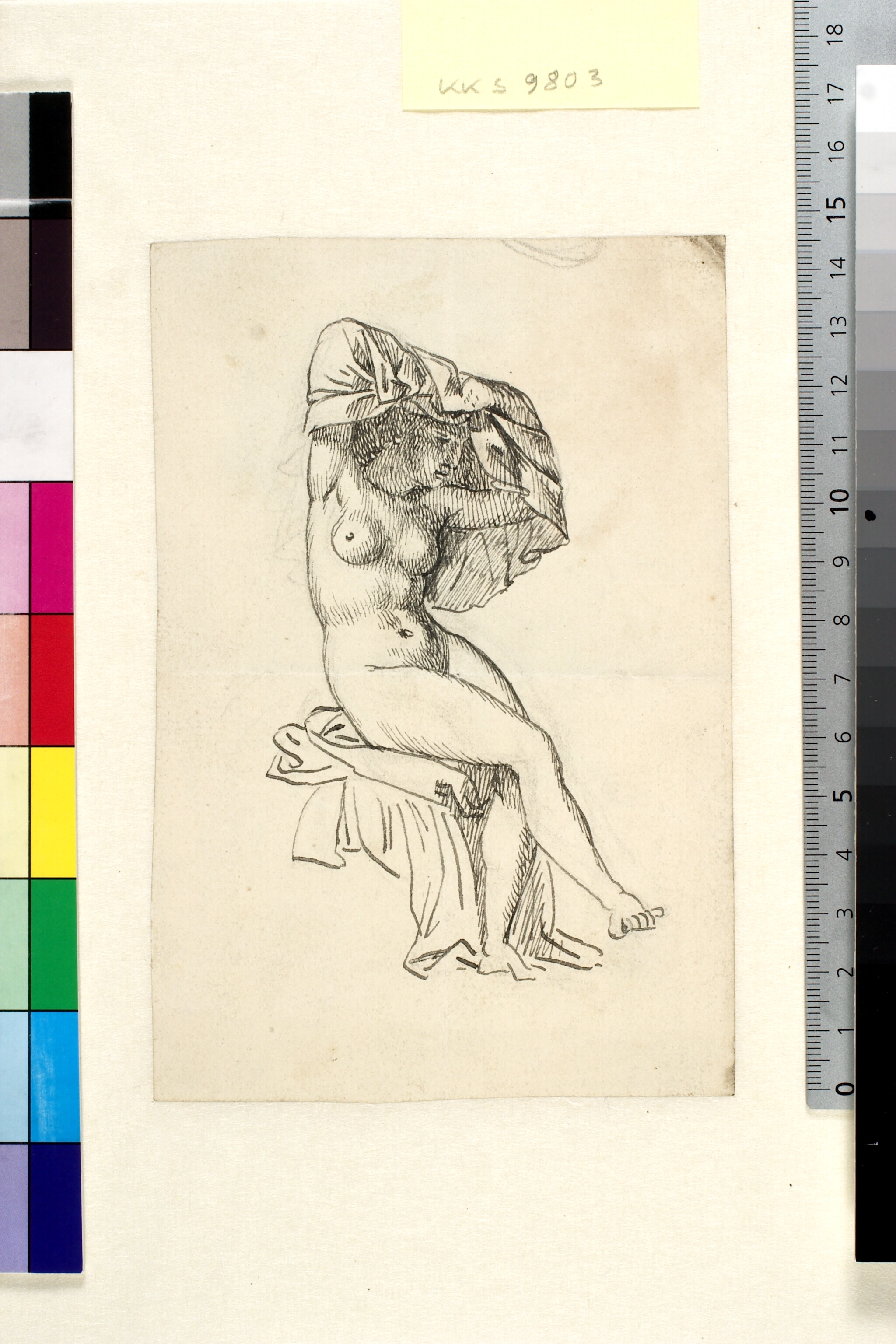 En siddende nøgen kvinde, der med begge hænder holder et draperi op over hovedet