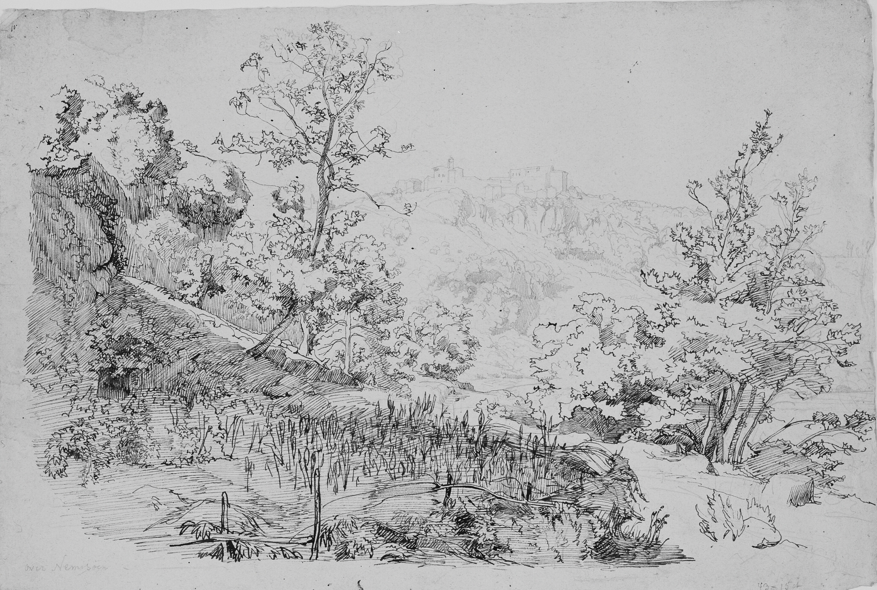 Over Nemisøen. Italiensk bjerglandskab med by på en bjerghøjde