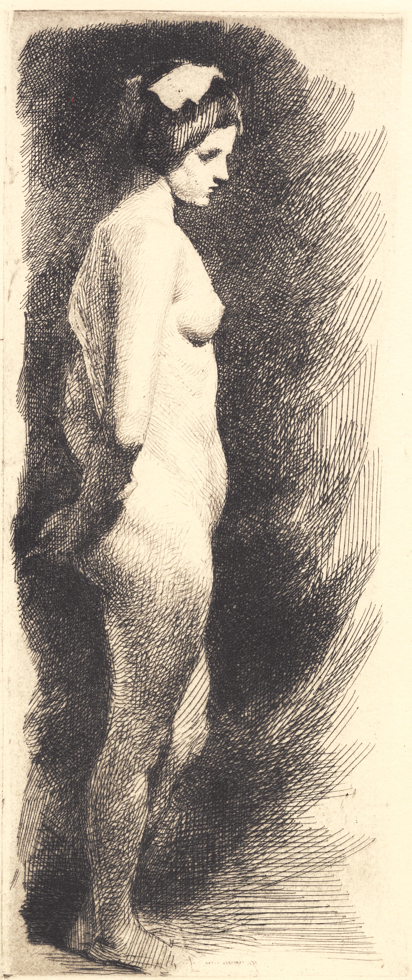 Stående nøgen kvindelig model i profil til højre