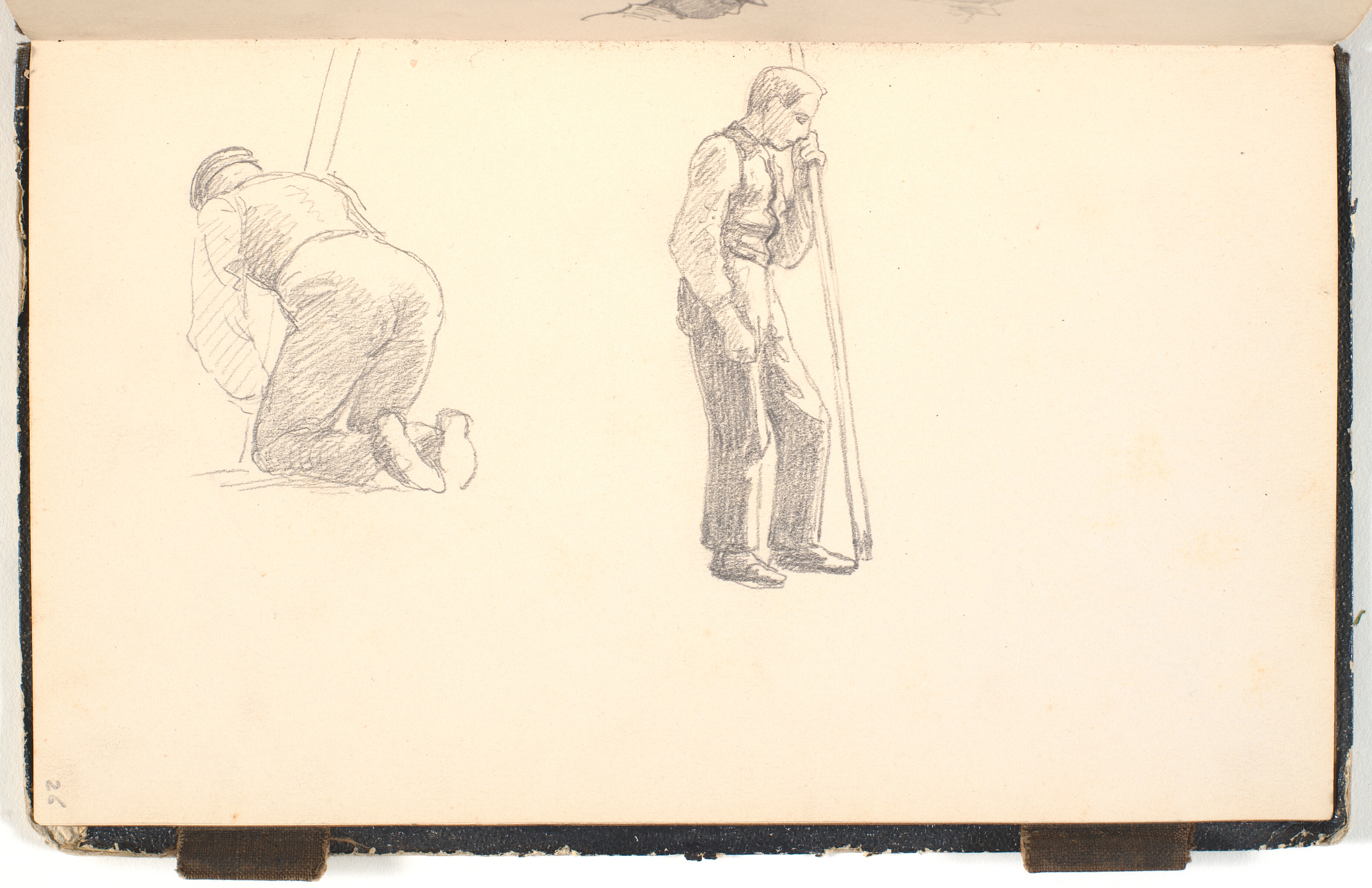 En mand der knæler, set bagfra med en stav i hånden. En stående mand set i profil med en stav i venstre hånd