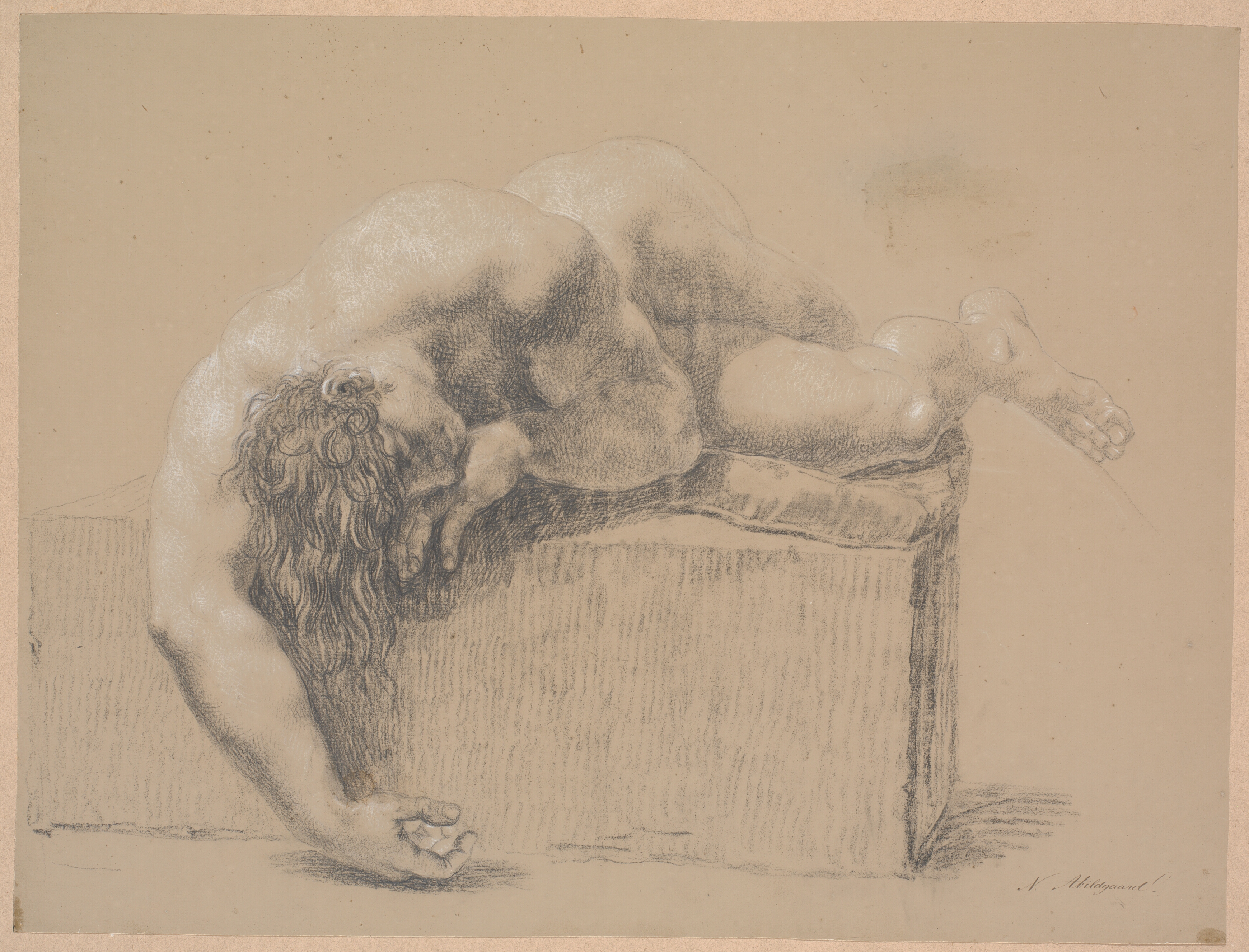 Liggende model på plint med pude. Mod højre. Højre arm hængende udover plinten. Venstre arm under hovedet. Langt nedhængende hår