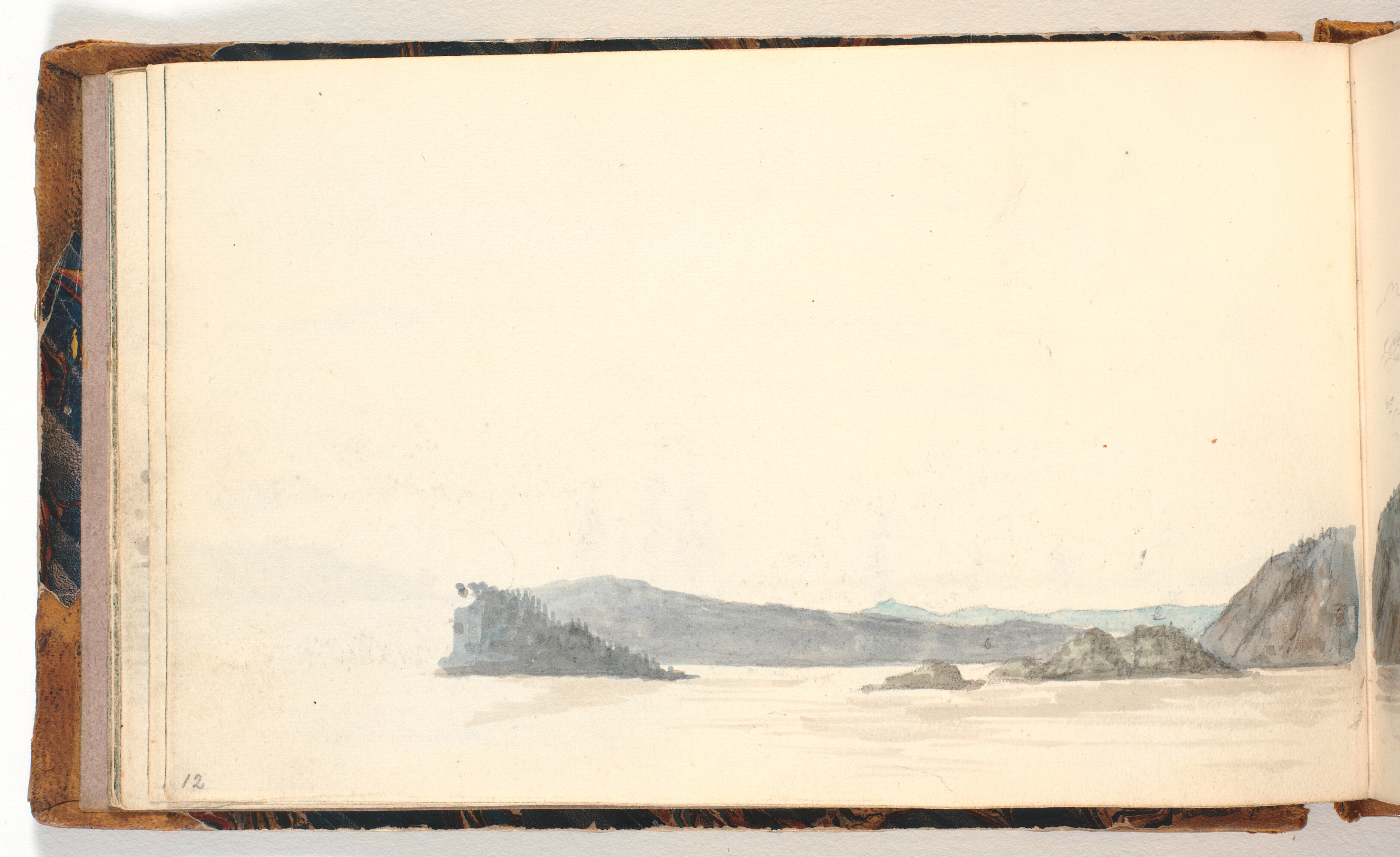 Fjordlandskab med skovbevoksede skær